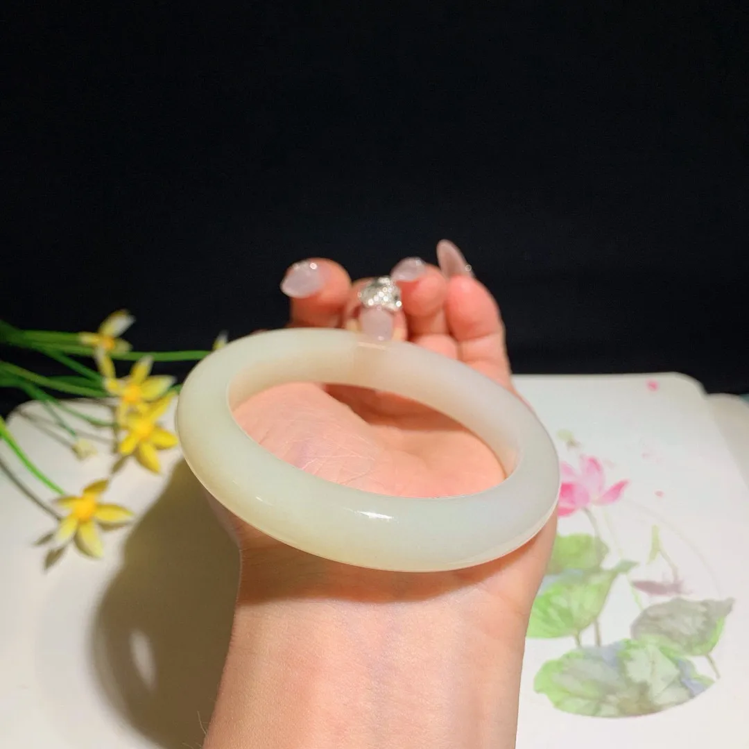和田玉56.5圈口蜂蜜水色手镯！圈口56.5宽12.6玉质细腻油润 底色纯净 无裂无杂 脂粉好，品质
