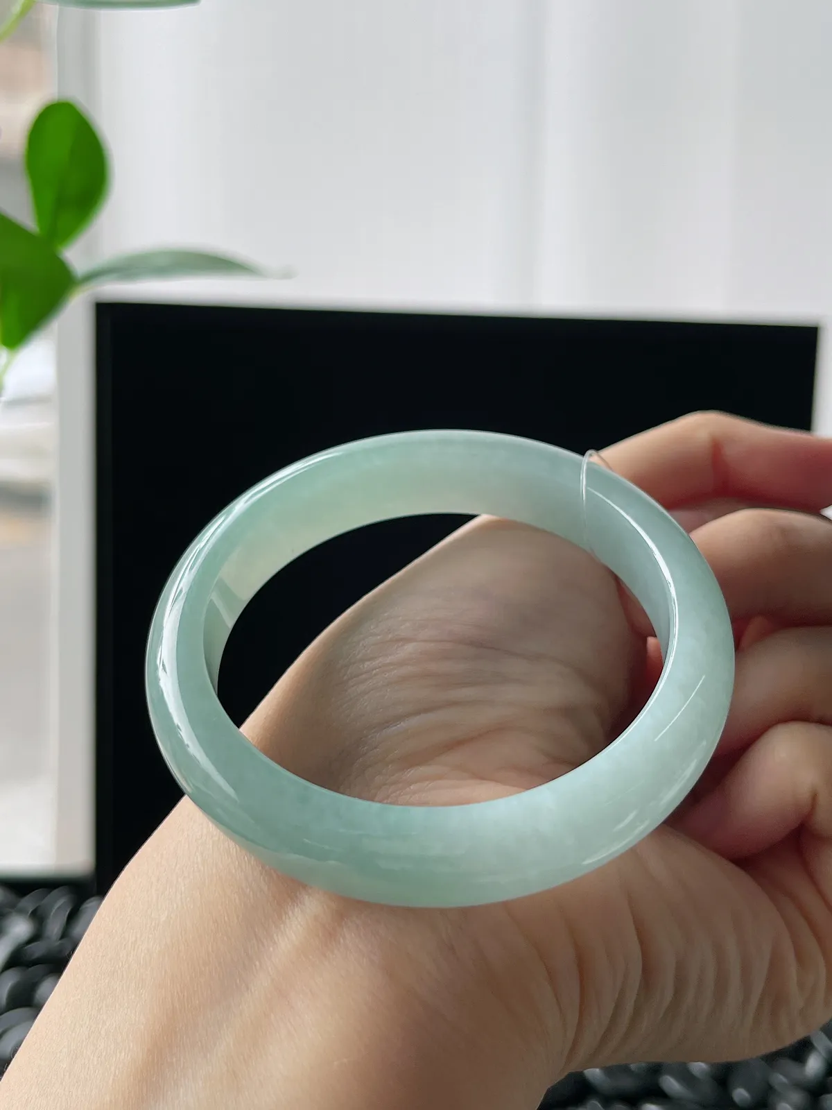 正圈53.5圈口，翡翠糯化种浅绿色手镯