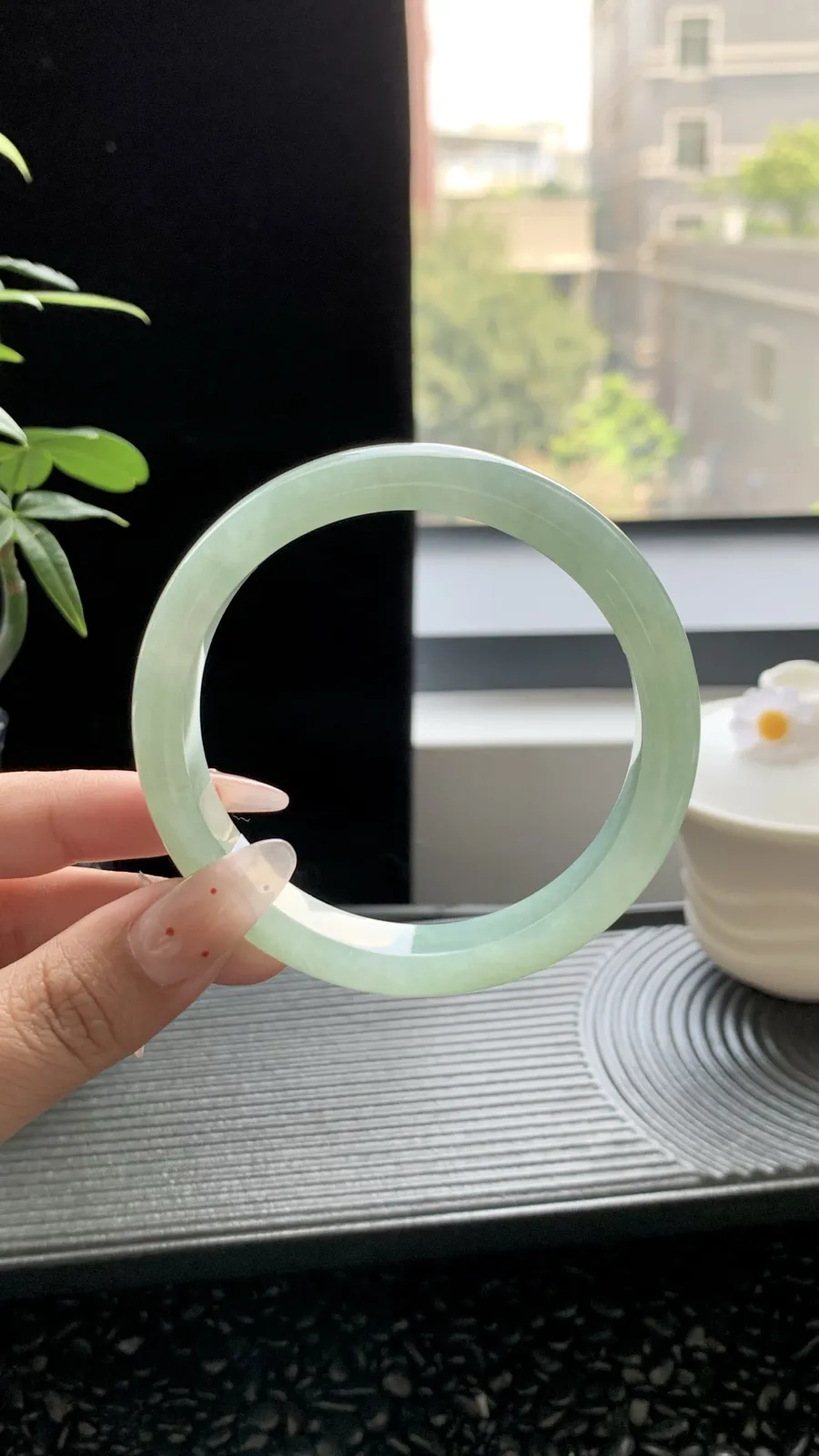  【晴绿】
⭕️58-11.5-7.5
底子细腻 晴绿散发着古风的芬芳 像是一段沉淀了千年的古老传说 在岁月的洗礼下愈发动人心弦～