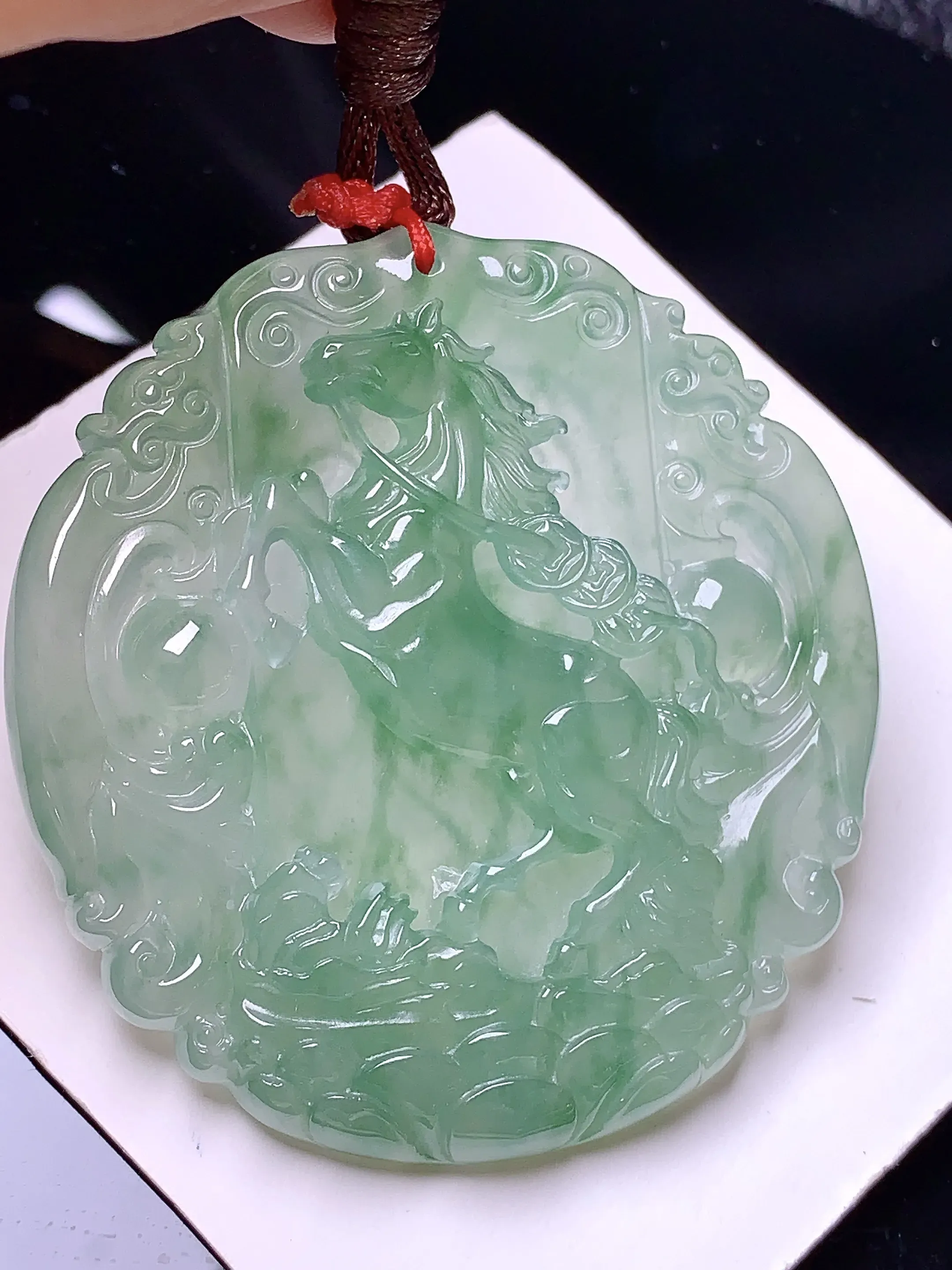 冰种生肖马牌吊坠 玉质细腻 色泽艳丽清新 整体尺寸51.8*49*5.3
