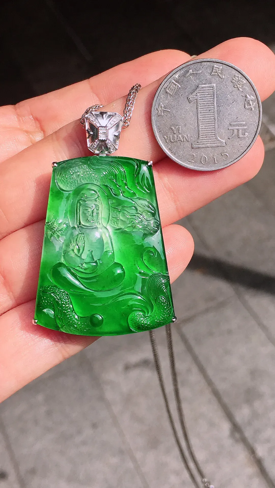 飘绿观音吊坠，色泽艳丽，玉质细腻，荧光感超
强，饱满圆润，尽显优雅气质，18k
金豪华镶嵌