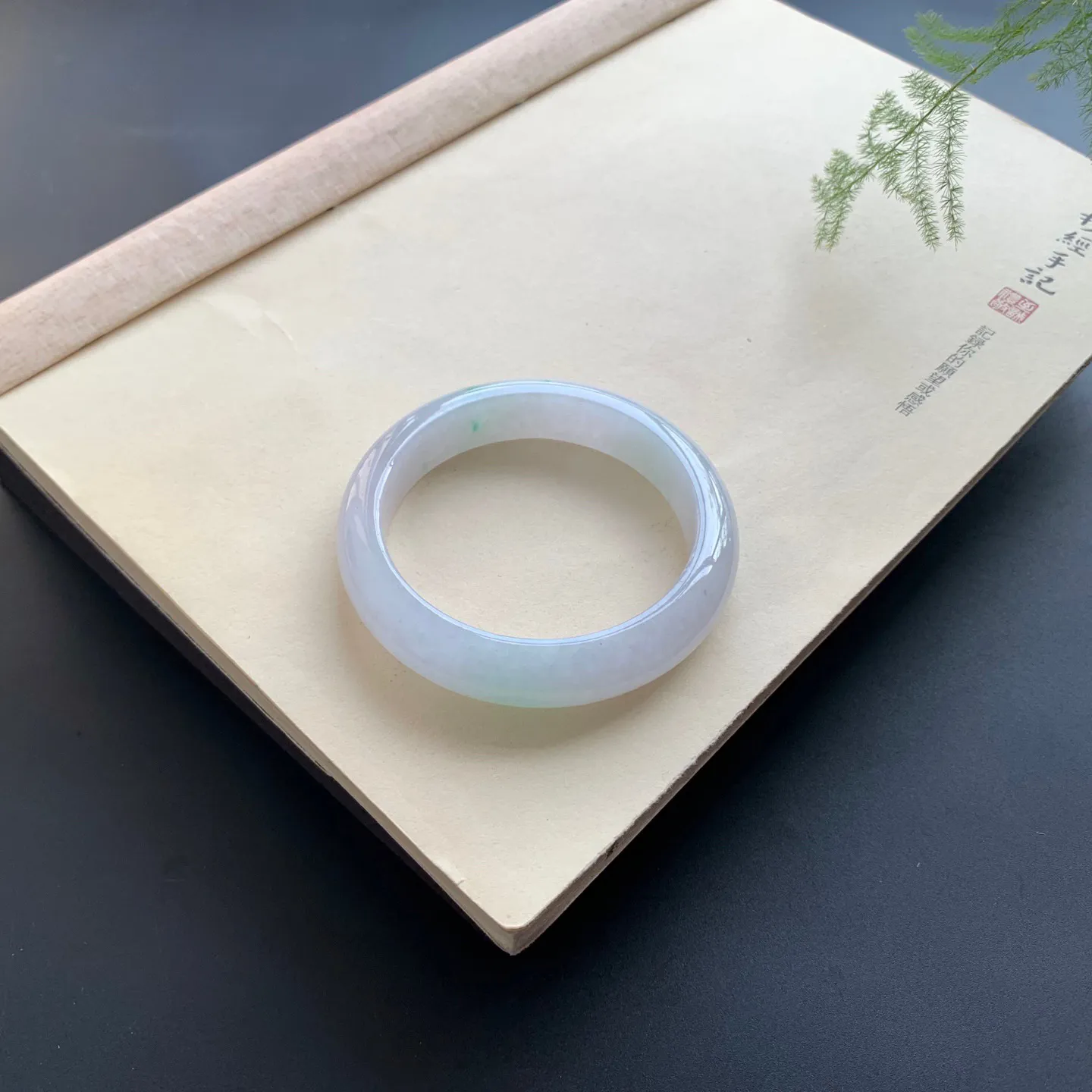 58圈口飘绿正圈手镯 尺寸：58-13-8.8，无纹裂，细腻光滑，版型厚装