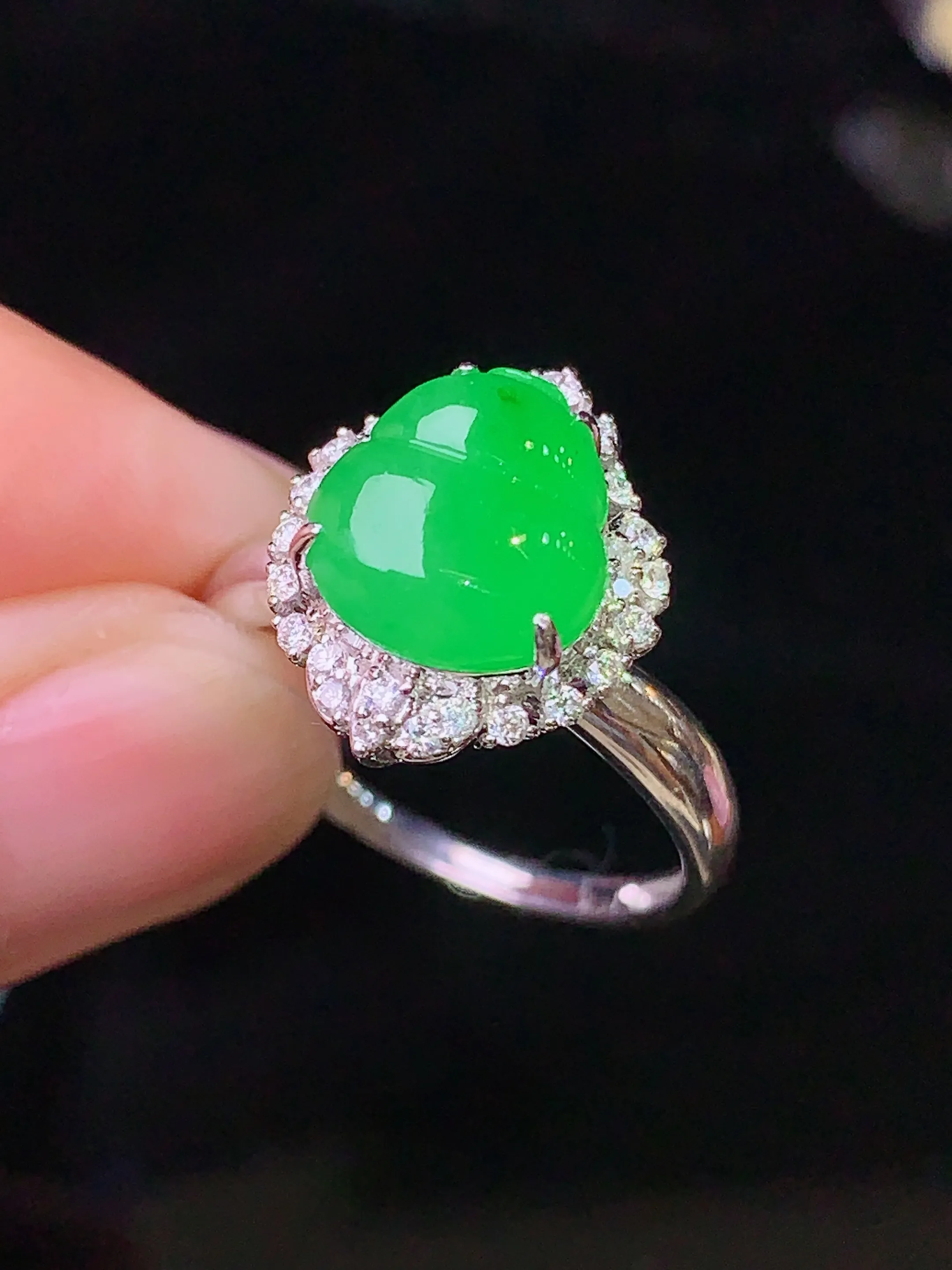 18k金钻镶嵌翠绿葫芦戒指 玉质细腻 色泽艳丽清新 圈口14.5 整体尺寸15*12.3*10