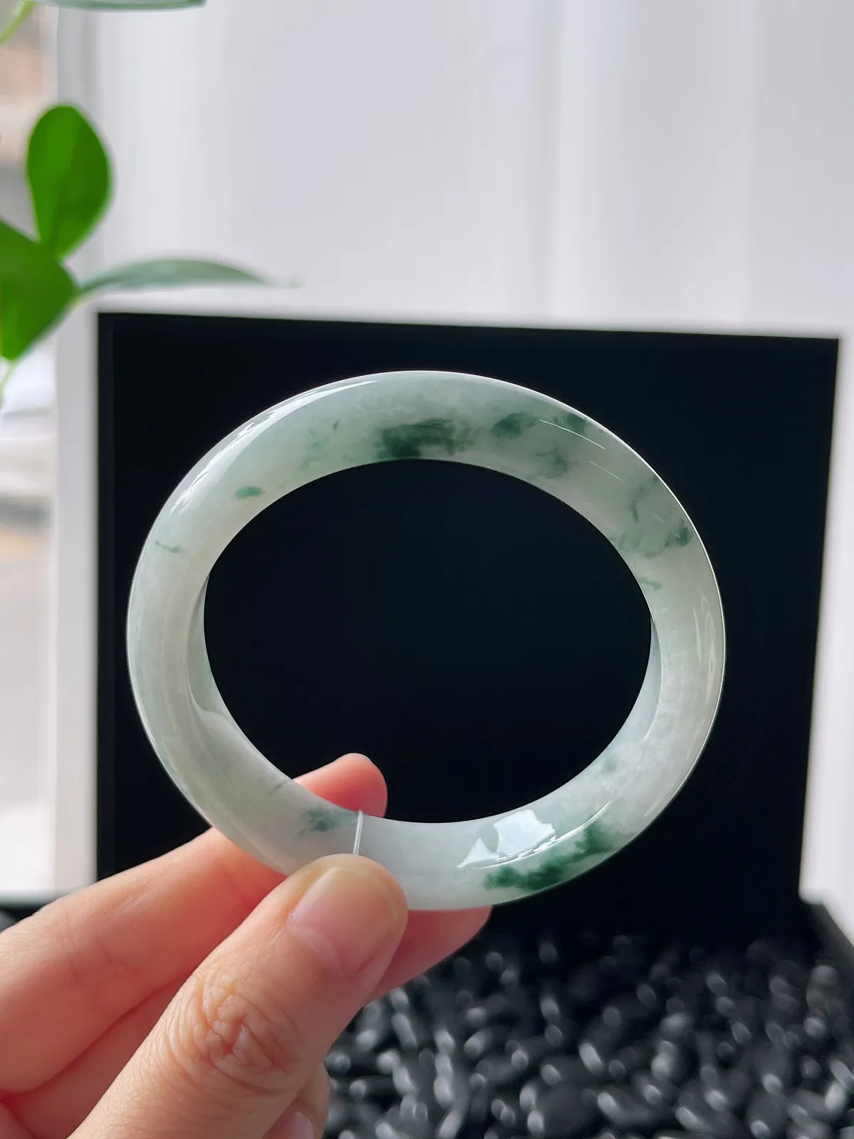 正圈52圈口，翡翠糯化种飘绿手镯
