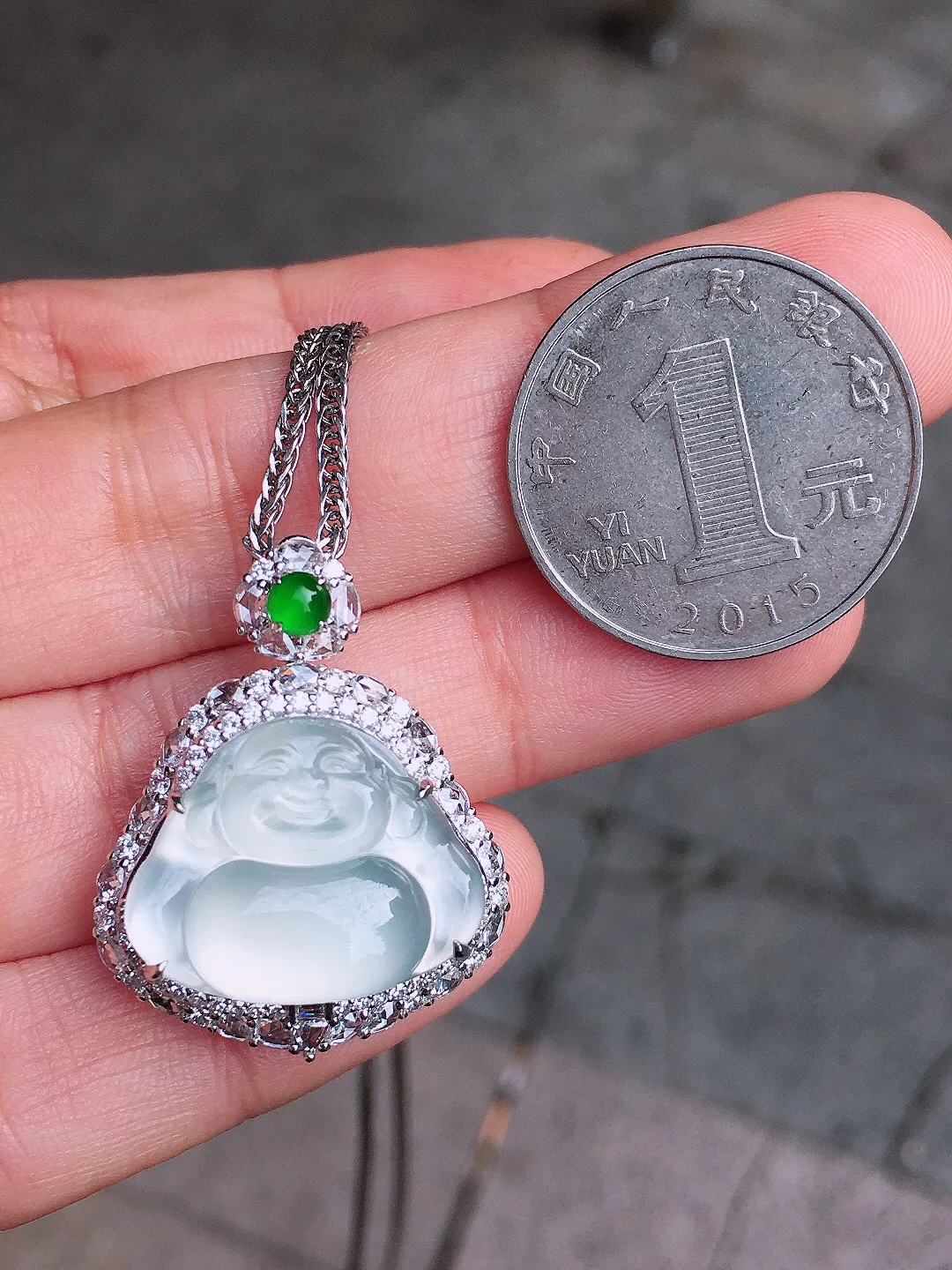 冰种佛公吊坠，玉质细腻，荧光感超
强，饱满圆润，尽显优雅气质，18k
金豪华镶嵌