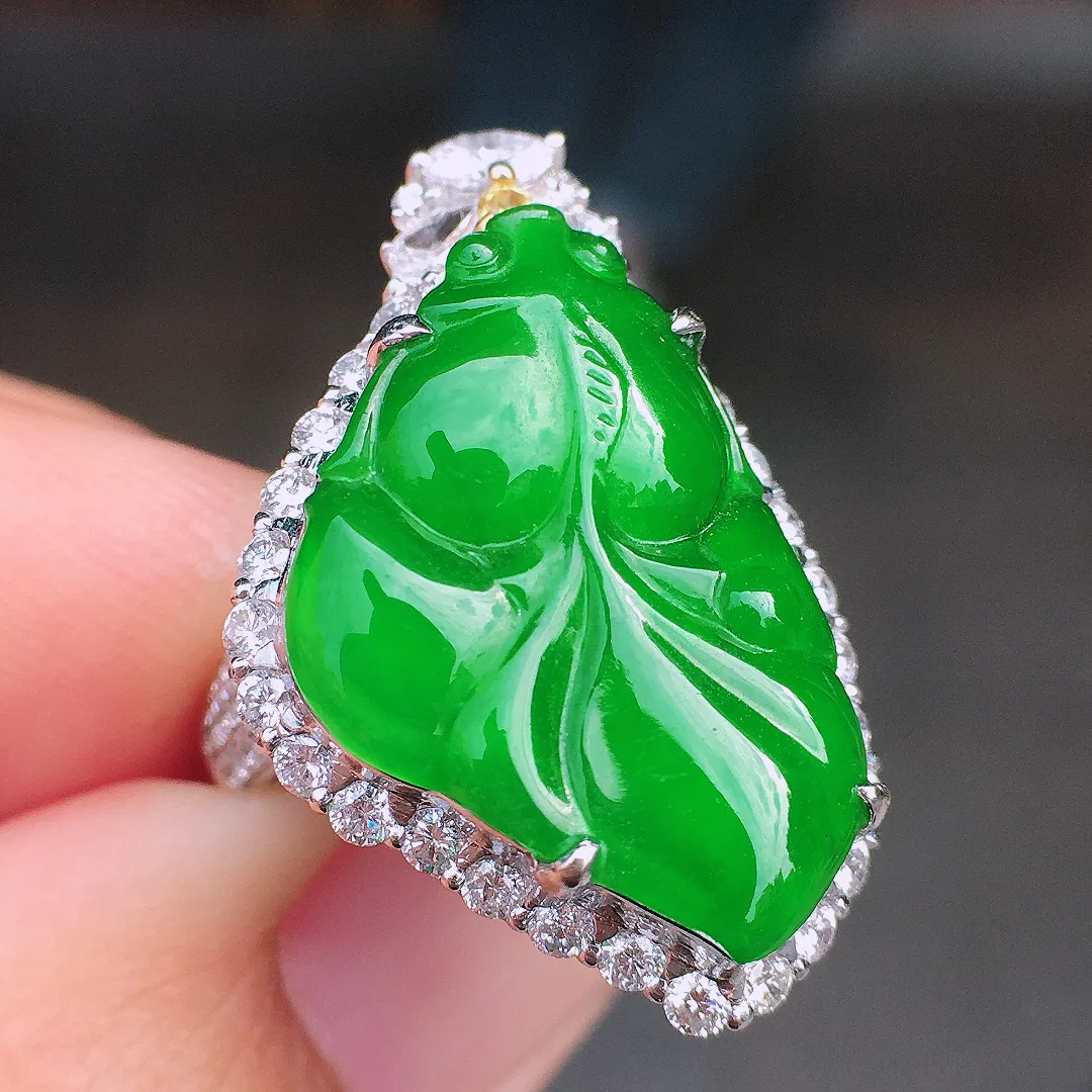 阳绿【年年有余】戒指/吊坠两用款，色泽均匀艳丽，玉质细腻，荧光感超
强，饱满圆润，尽显优雅气质，18k
金豪华镶嵌