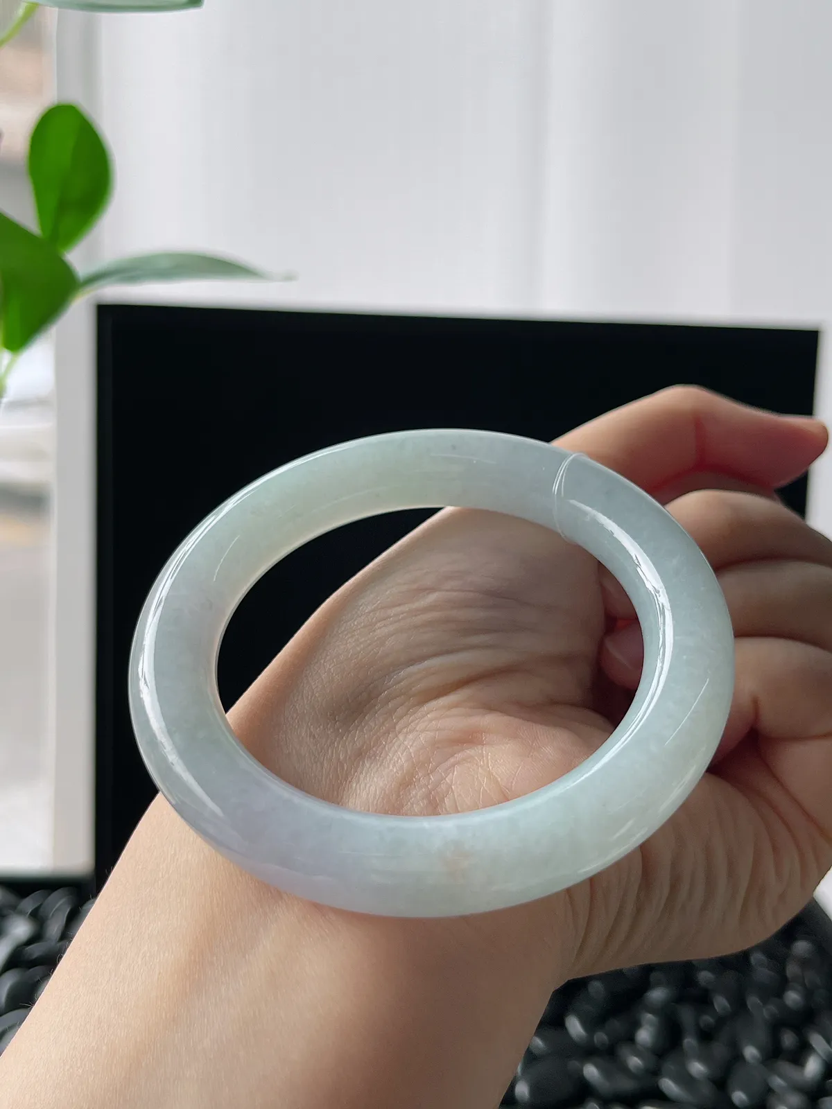 圆镯54圈口，翡翠冰糯种淡绿色手镯