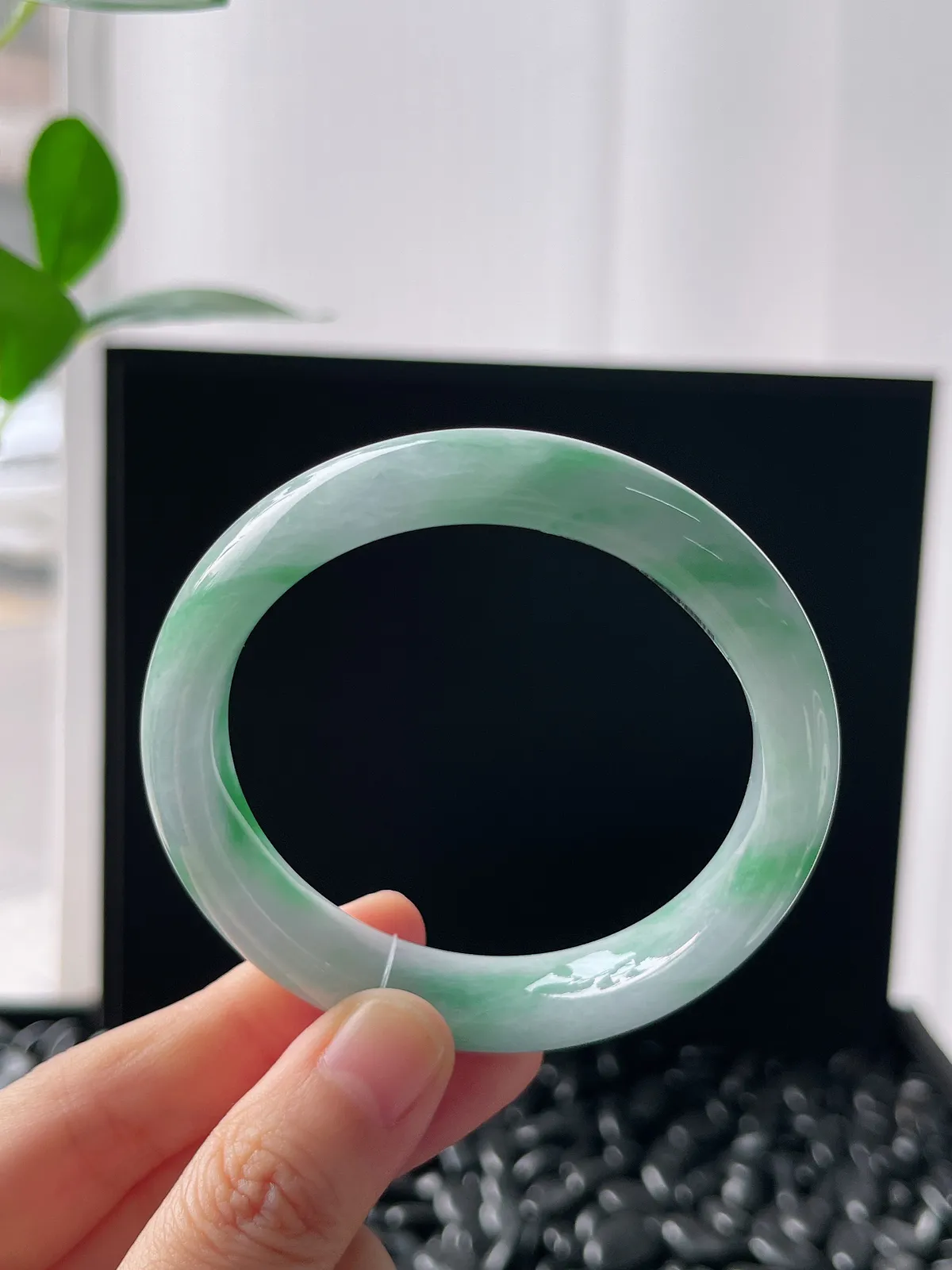 正圈54圈口，翡翠糯化种飘绿手镯