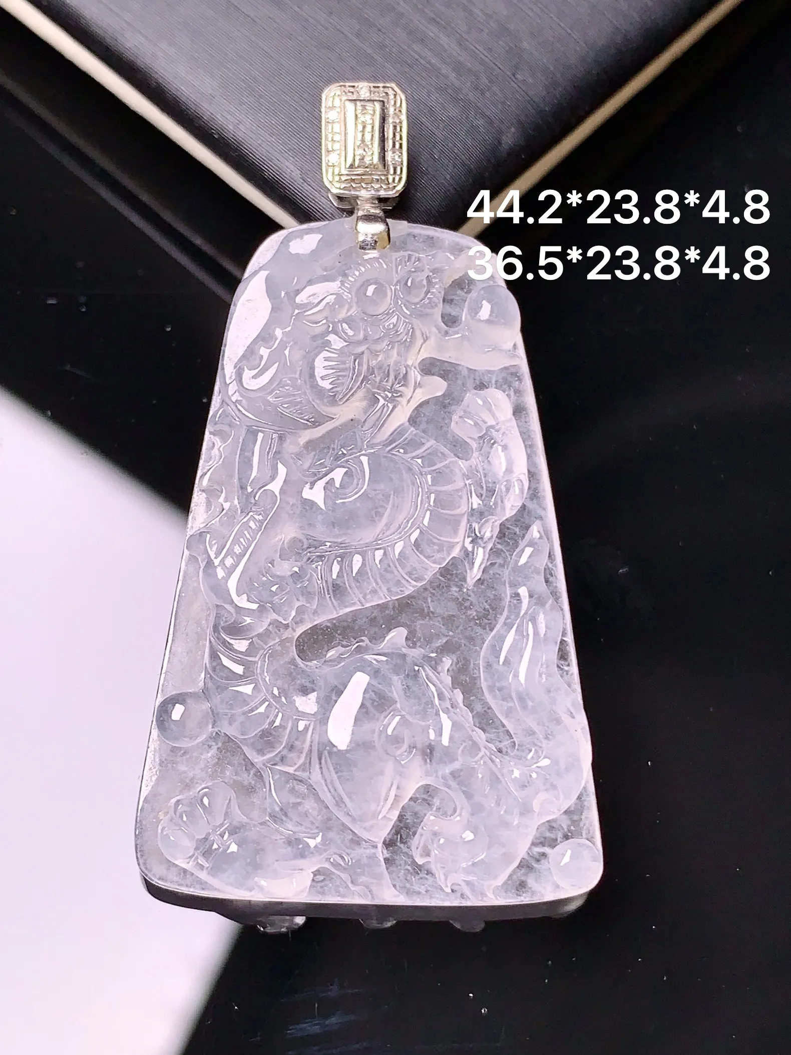 18k金钻镶嵌冰种龙牌吊坠 玉质细腻 色泽艳丽清新 整体尺寸44.2*23.8*4.8