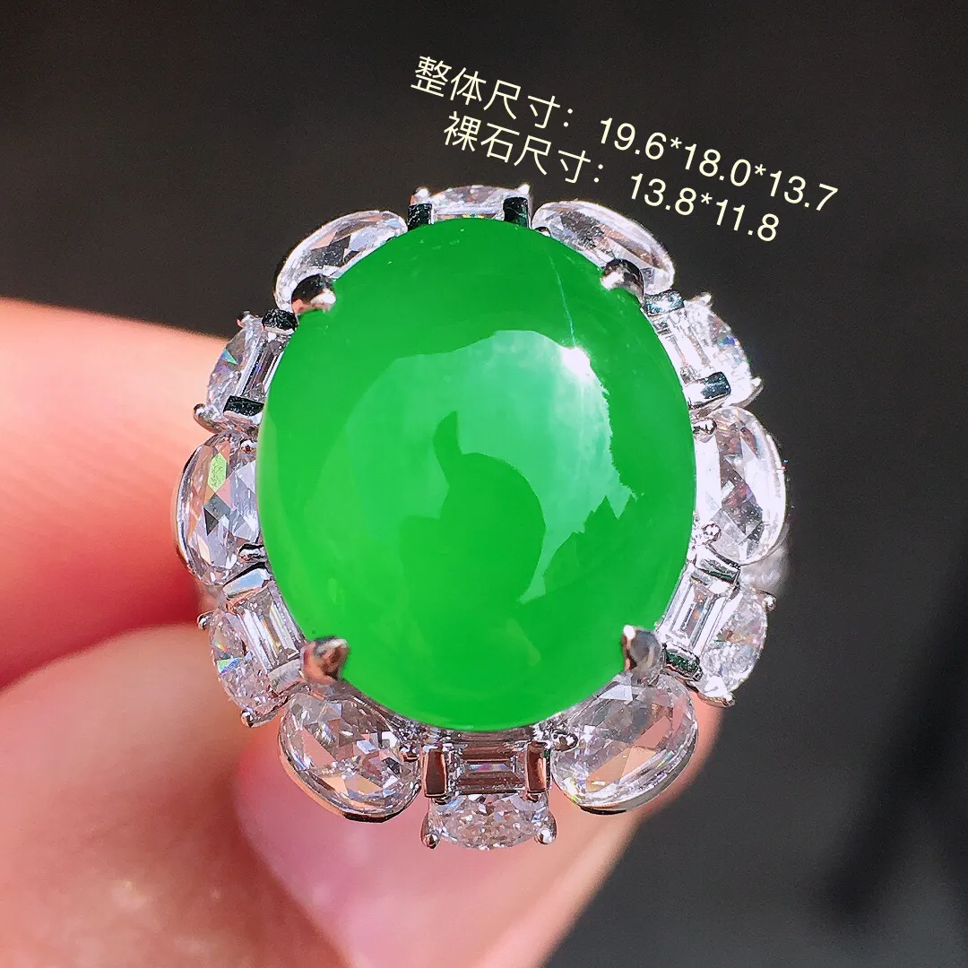 阳绿蛋面戒指，色泽均匀艳丽，玉质细腻，荧光感超
强，饱满圆润，尽显优雅气质，18k
金豪华镶嵌