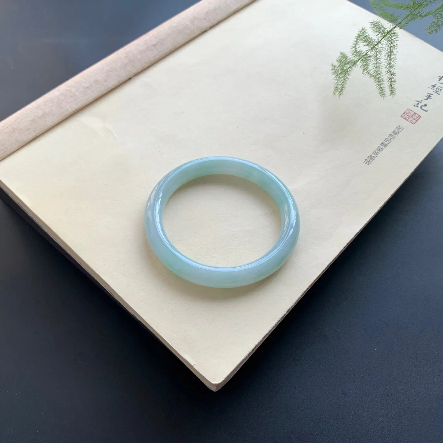 56圈口底色圆条手镯 尺寸：56-9.5，无纹裂，细腻光滑，色泽亮丽
