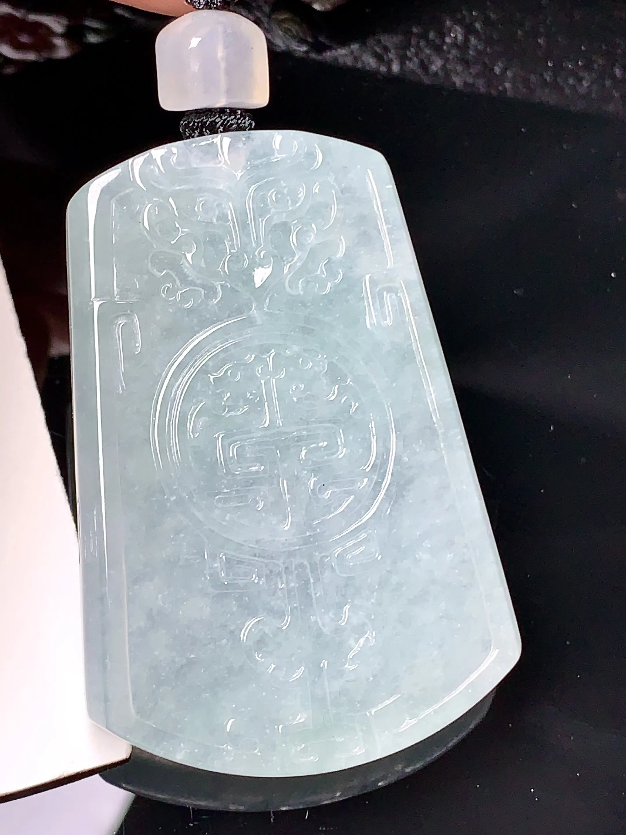 雕花无事牌吊坠 玉质细腻 色泽艳丽清新 整体尺寸51*35*5.5