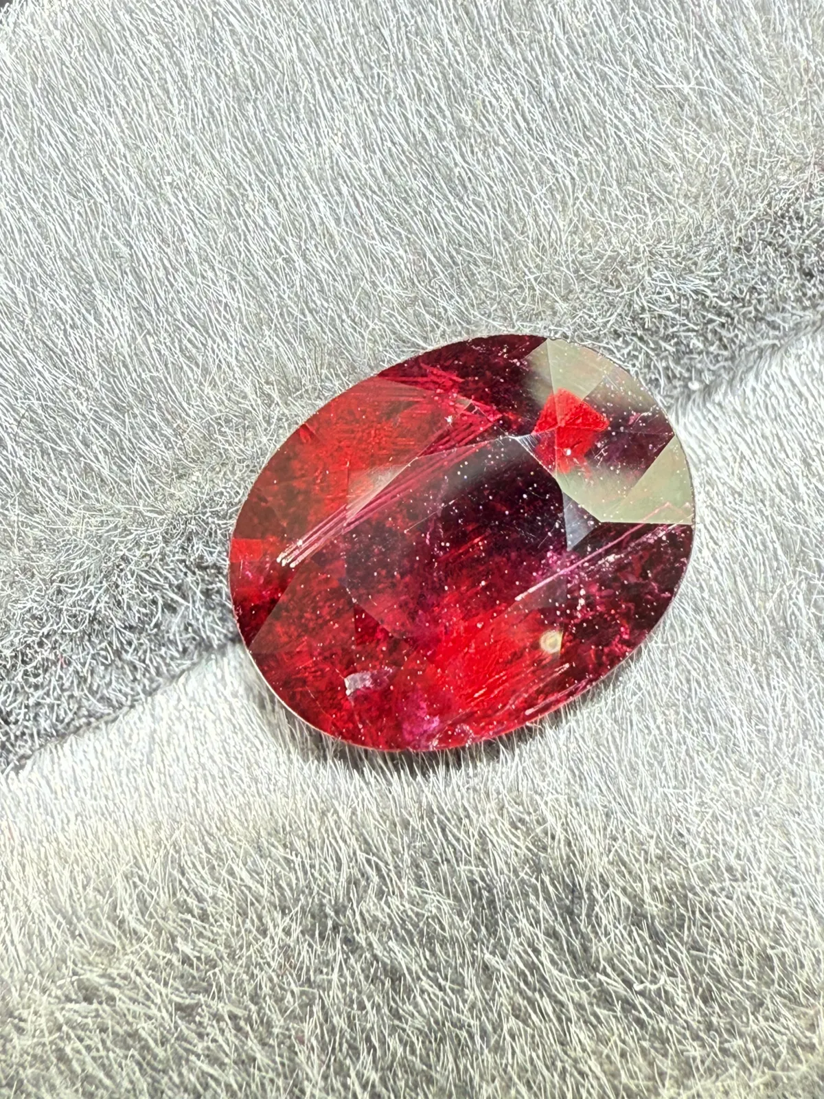 3.585ct天然卢比来碧玺裸石，尺寸11.2×8.8×5.5mm，颜色美艳，晶体微棉，火彩足