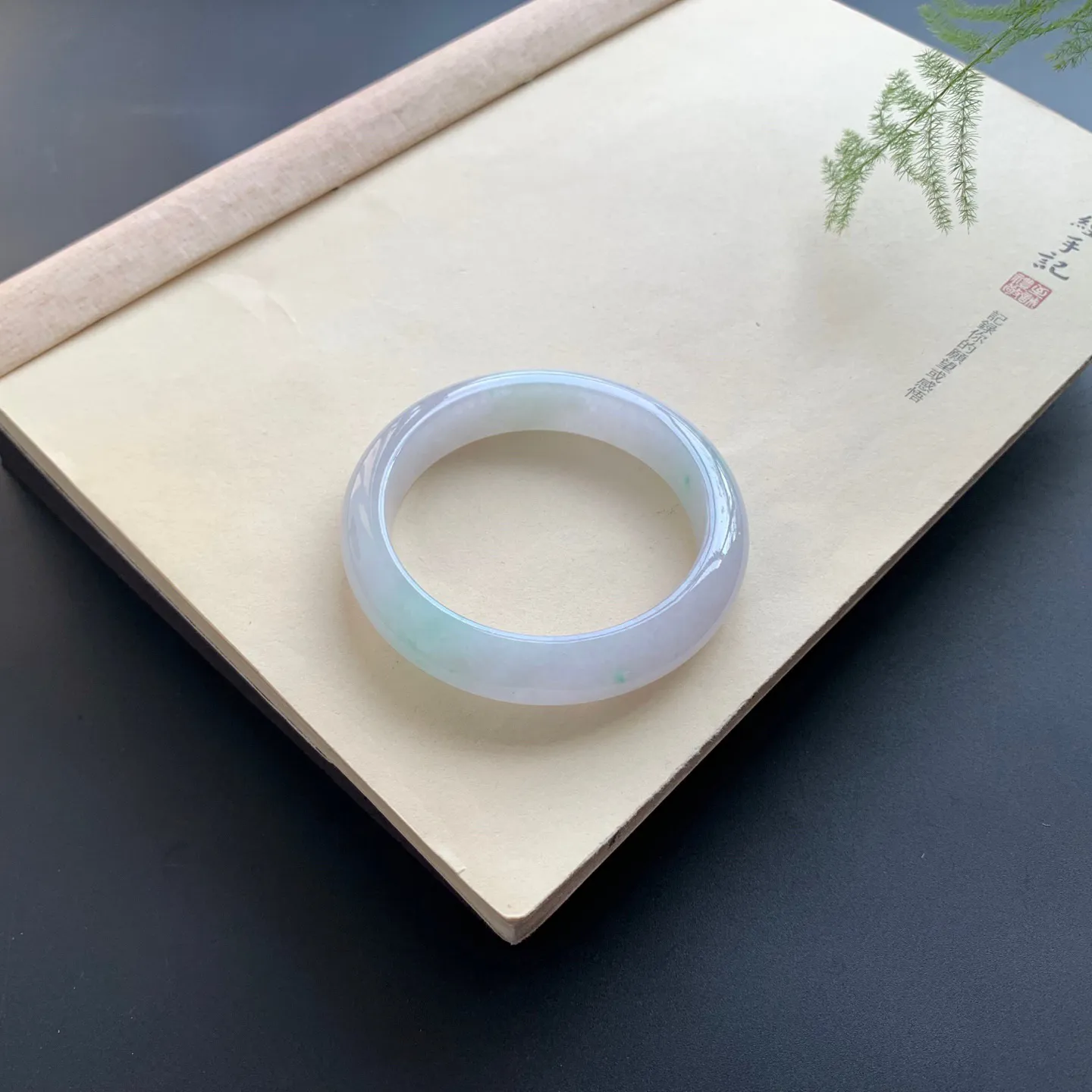 58圈口飘绿正圈手镯 尺寸：58-13-8.8，无纹裂，细腻光滑，版型厚装