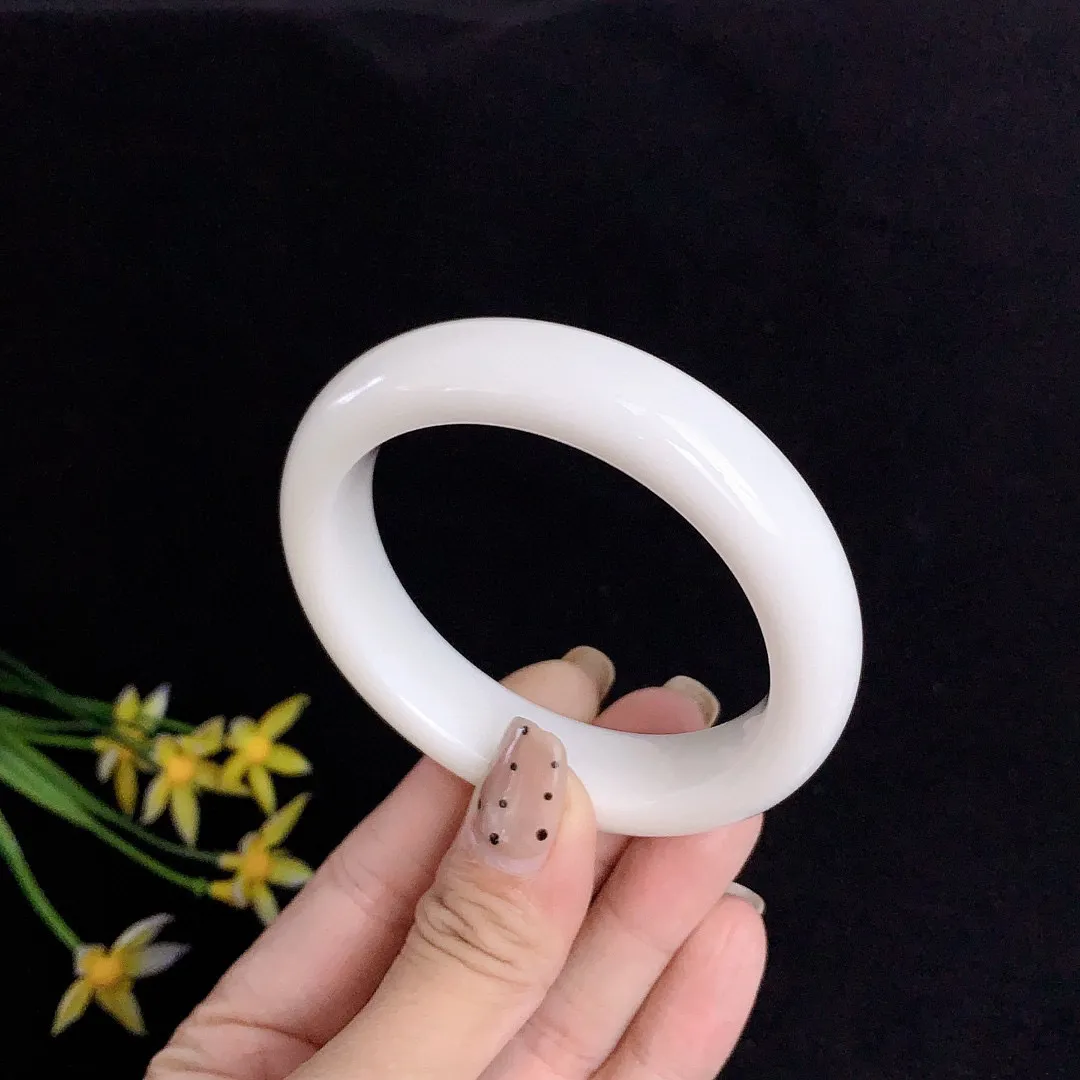 和田玉56.5圈口白玉手镯！玉质细腻油润 底色纯净 无裂无杂 脂粉好，品质好。