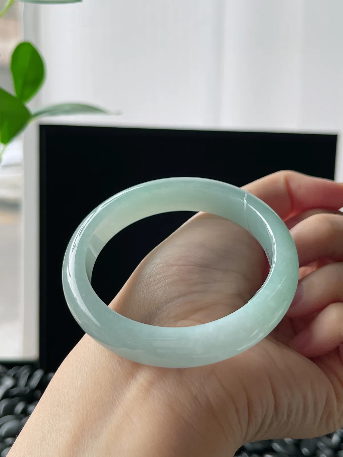 正圈53.5圈口，翡翠糯化种浅绿色手镯