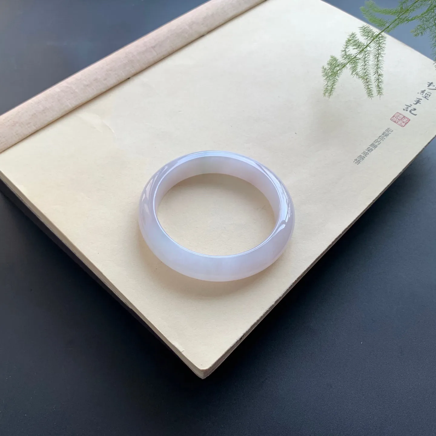 58圈口飘花正圈手镯 尺寸：58-12.8-9，无纹裂，细腻釉洁，清爽干净