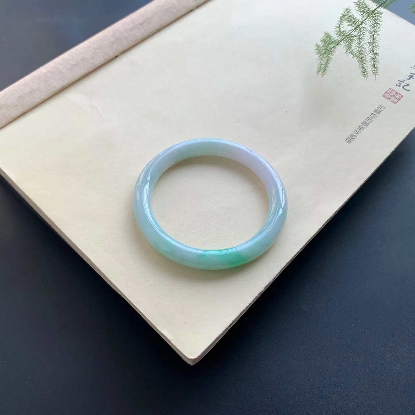 56圈口飘绿圆条手镯 尺寸：56-8.5，无纹裂，细腻光滑，色泽靓丽
