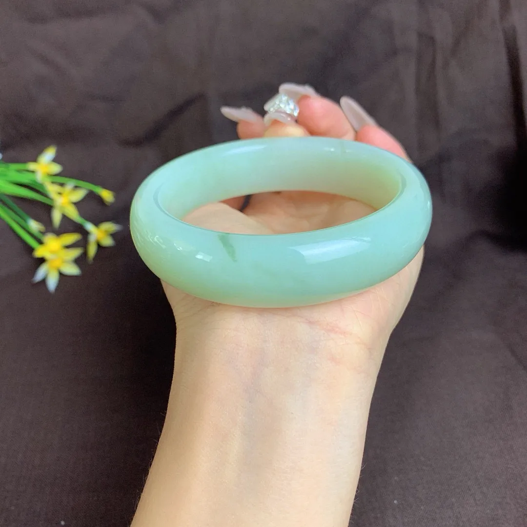 和田玉62.5圈口且末蓝飘花宽版手镯，玉质细腻油润 底色纯净 无裂无杂 脂粉好，品质高。