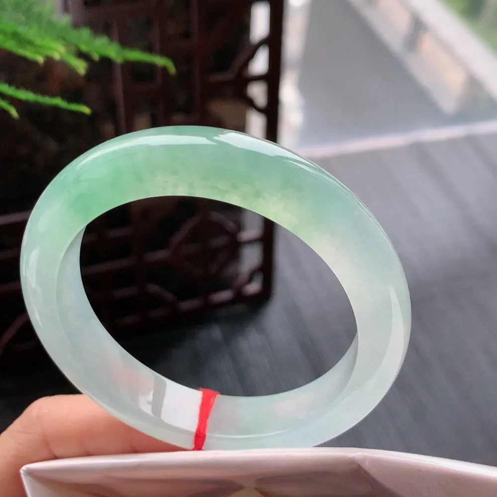 正圈高冰阳绿 无瑕 尺寸:56.2/12.5/9.3 种色兼备