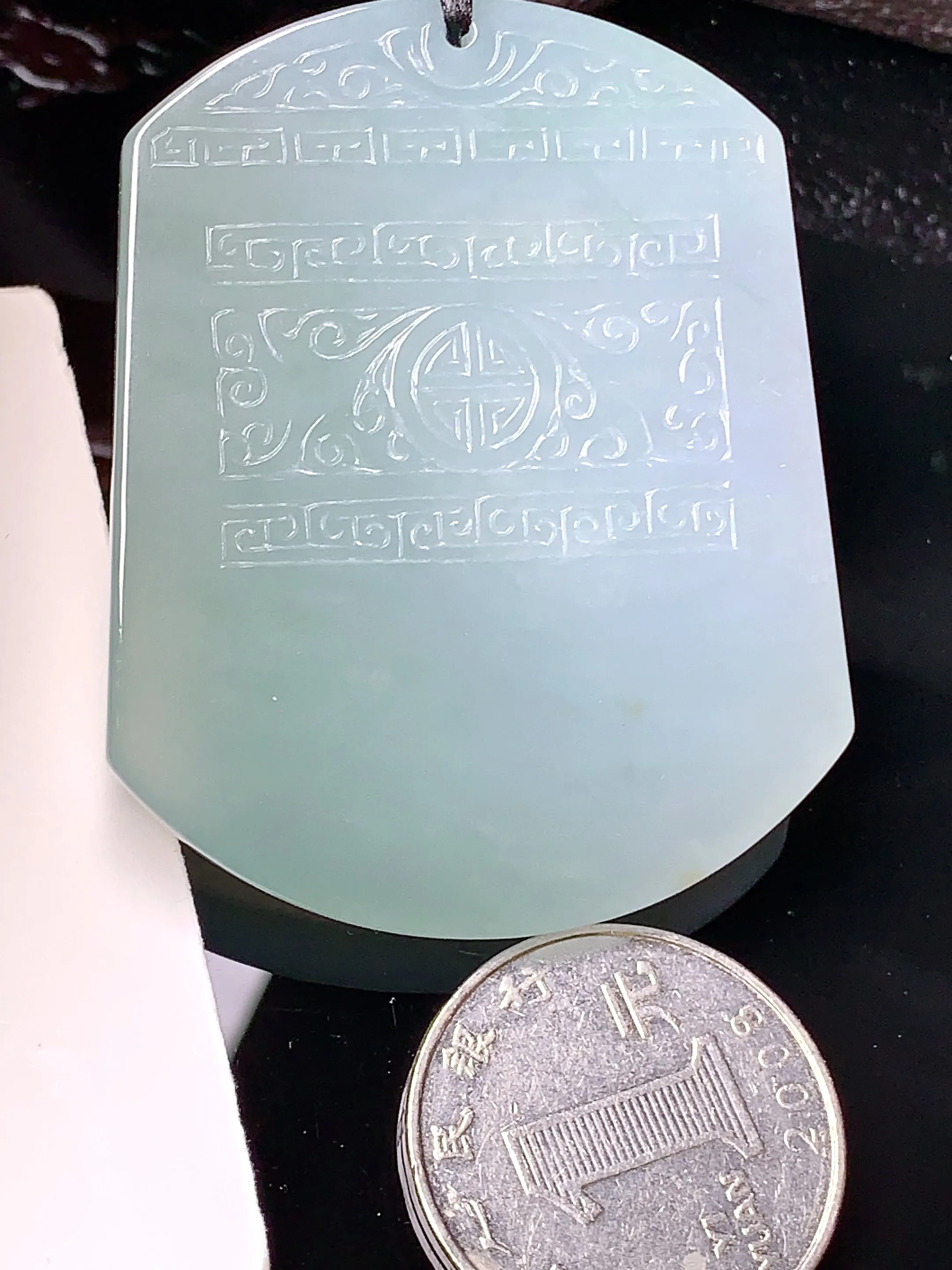 雕花无事牌吊坠 玉质细腻 色泽艳丽清新 整体尺寸54*43.2*5