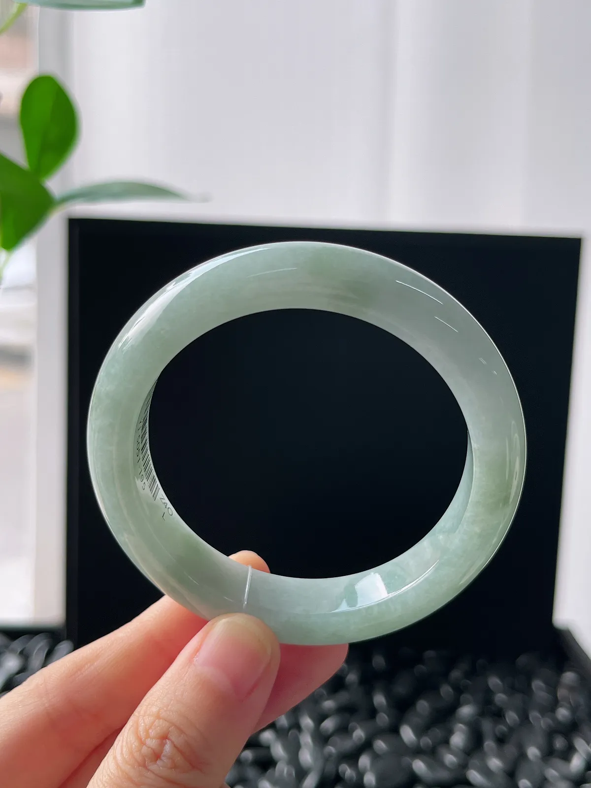 正圈52圈口，翡翠糯化种淡绿色手镯