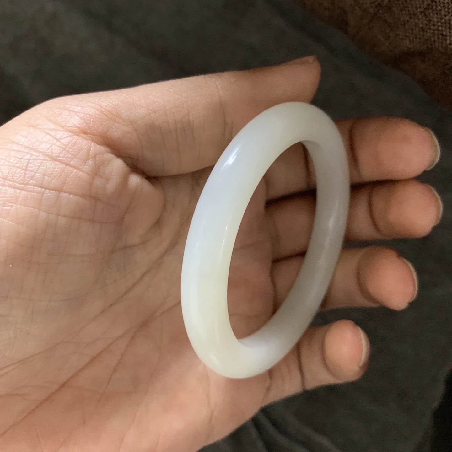 53圈口和田玉羊脂白手镯【挽间柔情】，精品冰紫色手镯，镯型古朴典雅。在诗情画意的雨巷相遇，你是我腕间的一抹风情，有你眸有深情.清风荡漾湖间静水，我愿俯身低眉，在烟波涟漪处寻你。规格53/9.1