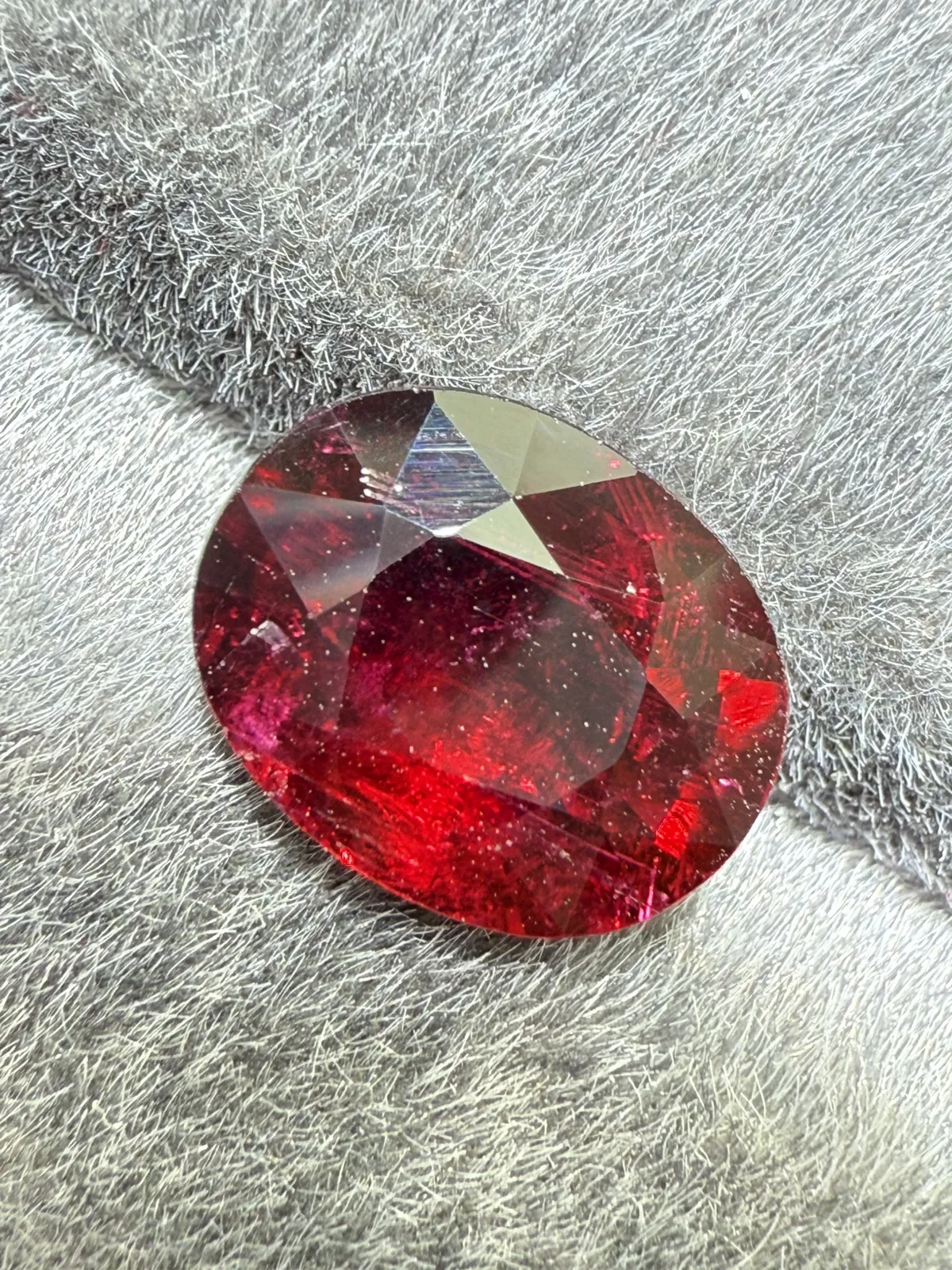 3.585ct天然卢比来碧玺裸石，尺寸11.2×8.8×5.5mm，颜色美艳，晶体微棉，火彩足