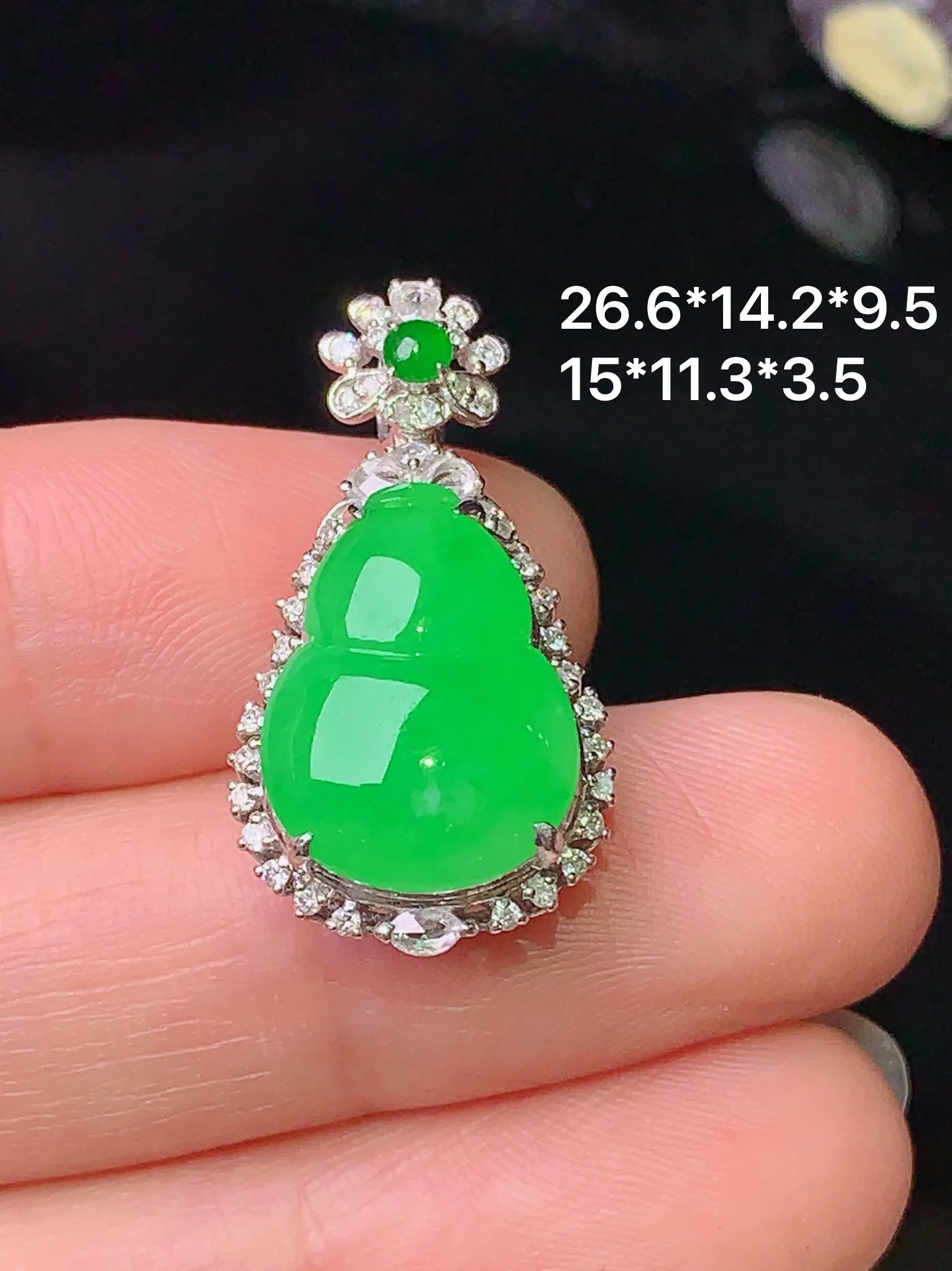 18k金钻镶嵌翠绿葫芦吊坠 玉质细腻 色泽艳丽清新 整体尺寸26.6*14.2*9.5