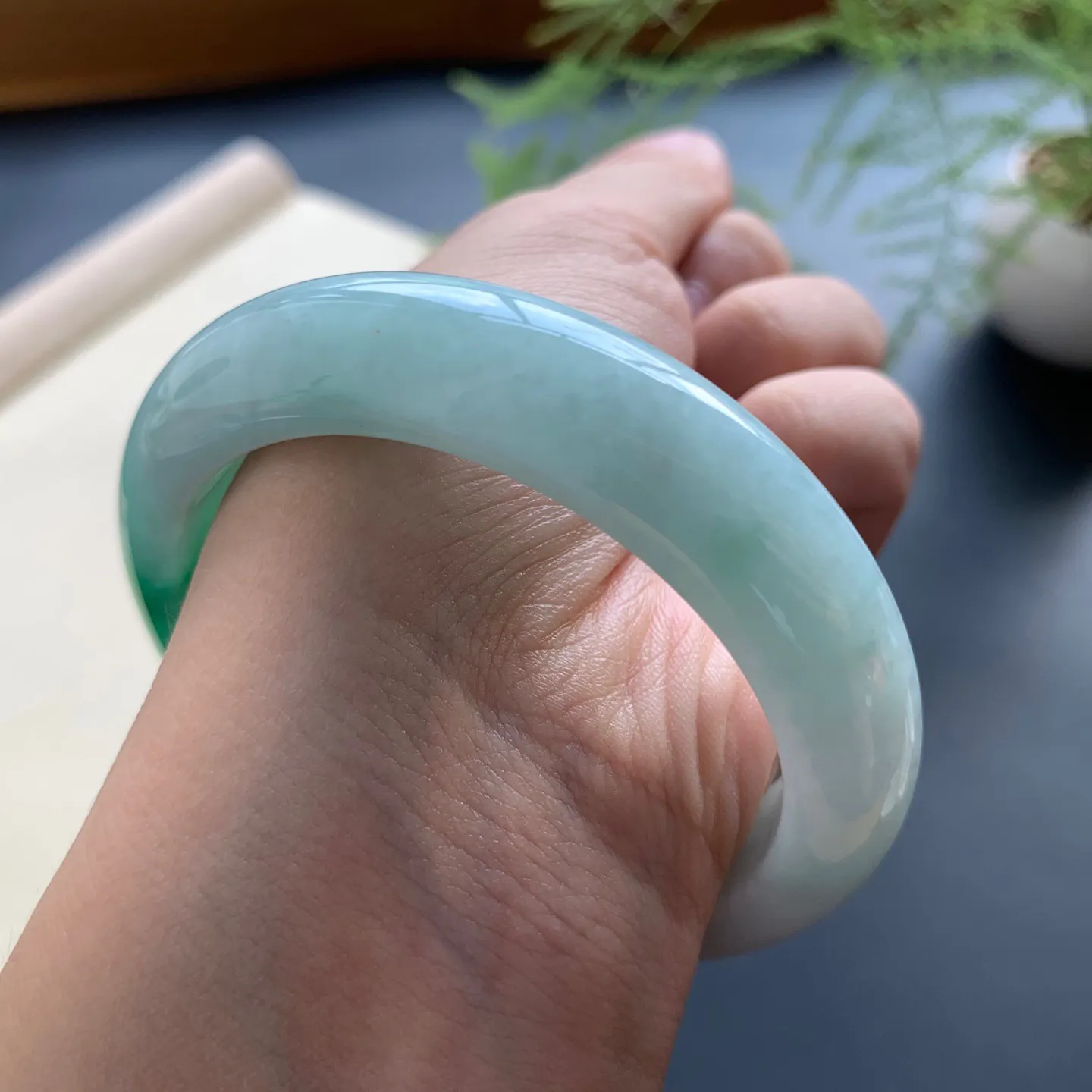 55圈口飘绿正圈手镯 尺寸：55-13.8-8.8，无纹裂，细腻光滑，版型厚装