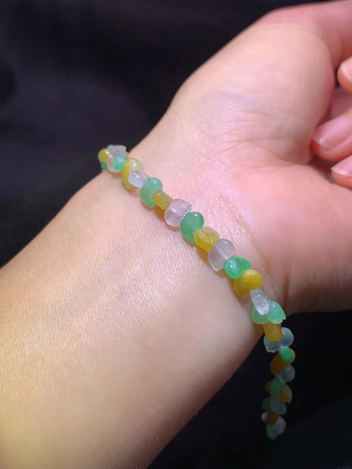 冰种三彩小猪手串，手链，冰润鲜艳，玉质细腻，种水足，尺寸6.1*4*2.8