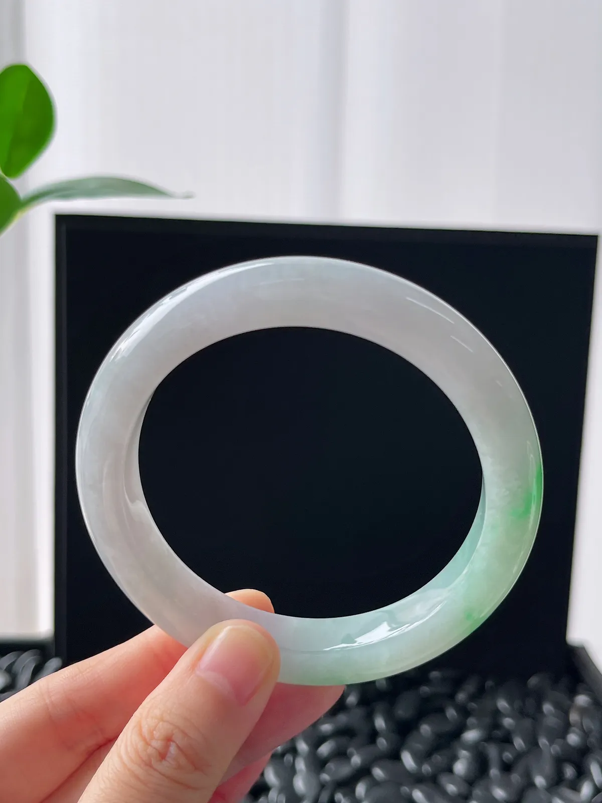 正圈58.3圈口，翡翠冰糯种飘绿手镯