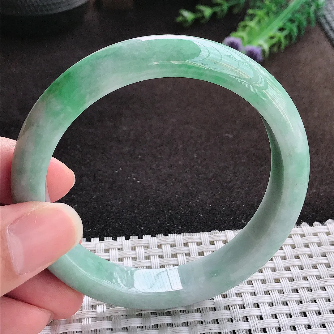 自然光59.5/12.2/8.3老坑精美温润飘绿手镯宽边翡翠玉镯手环