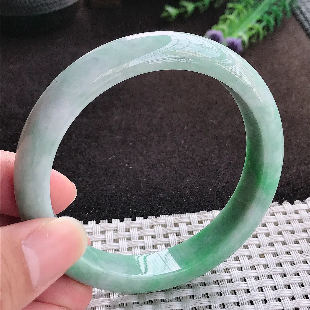 自然光59.5/12.2/8.3老坑精美温润飘绿手镯宽边翡翠玉镯手环
