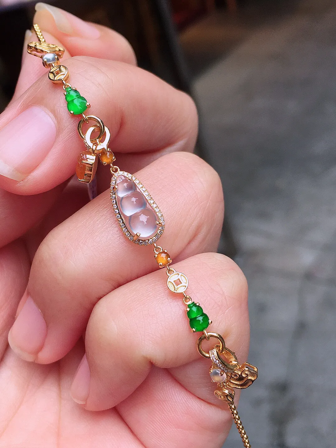 玻璃种福豆手链，色泽均匀艳丽，玉质细腻，荧光感超
强，饱满圆润，尽显优雅气质，18k
金豪华镶嵌