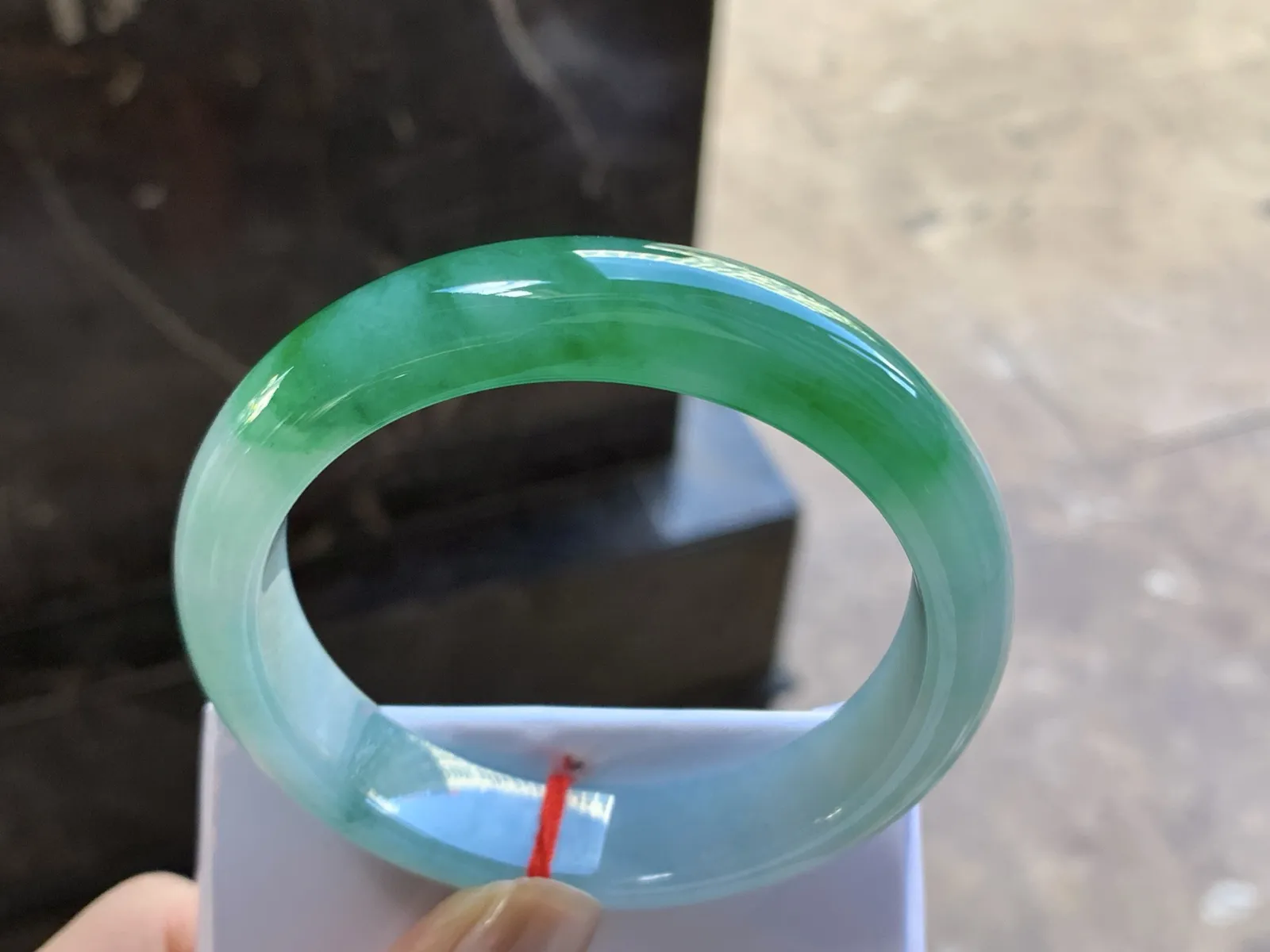 59-14-8.8

浓绿色手镯^_^颜色鲜艳 玉质温润