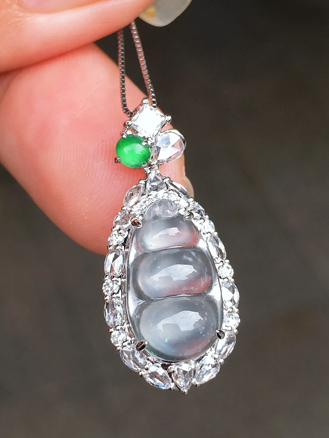 玻璃种福豆吊坠，玉质细腻，荧光感超
强，饱满圆润，尽显优雅气质，18k
金豪华镶嵌