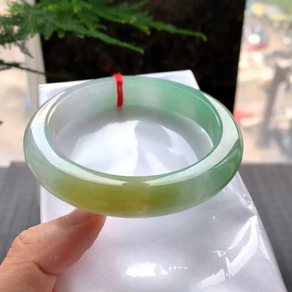 正圈冰黄加绿 无瑕 尺寸:63.1/12.6/9.9 种色兼备 大圈口