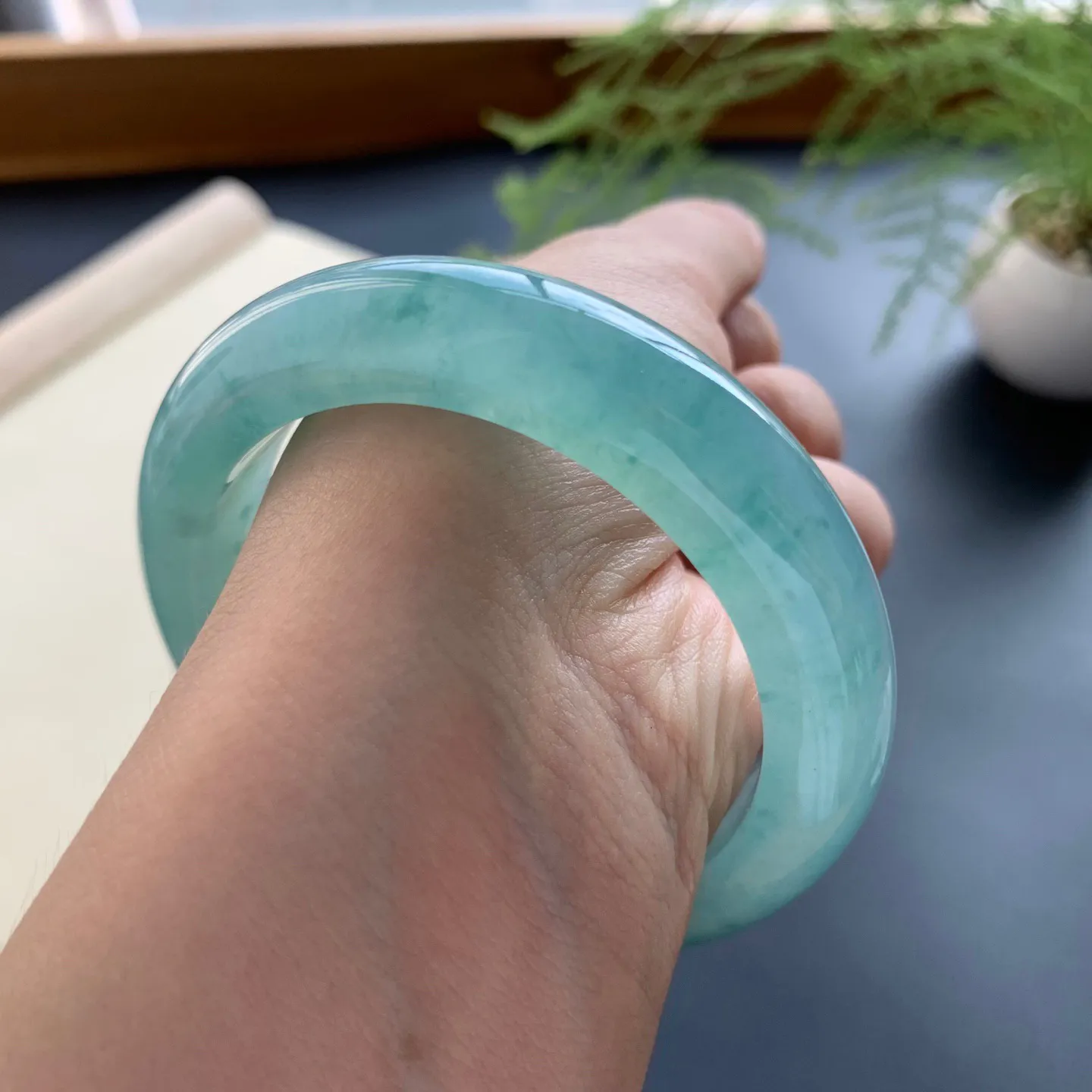 53.5圈口冰种飘花正圈手镯 尺寸：53.5-11.8-9.6，无纹裂，冰透水润，胶感十足