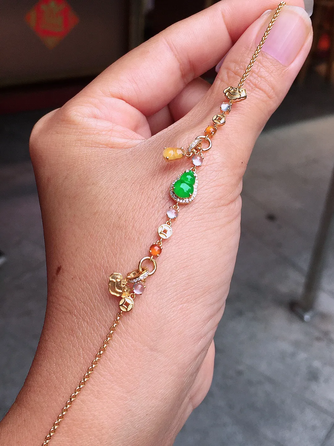 阳绿葫芦手链，色泽均匀艳丽，玉质细腻，荧光感超
强，饱满圆润，尽显优雅气质，18k
金豪华镶嵌