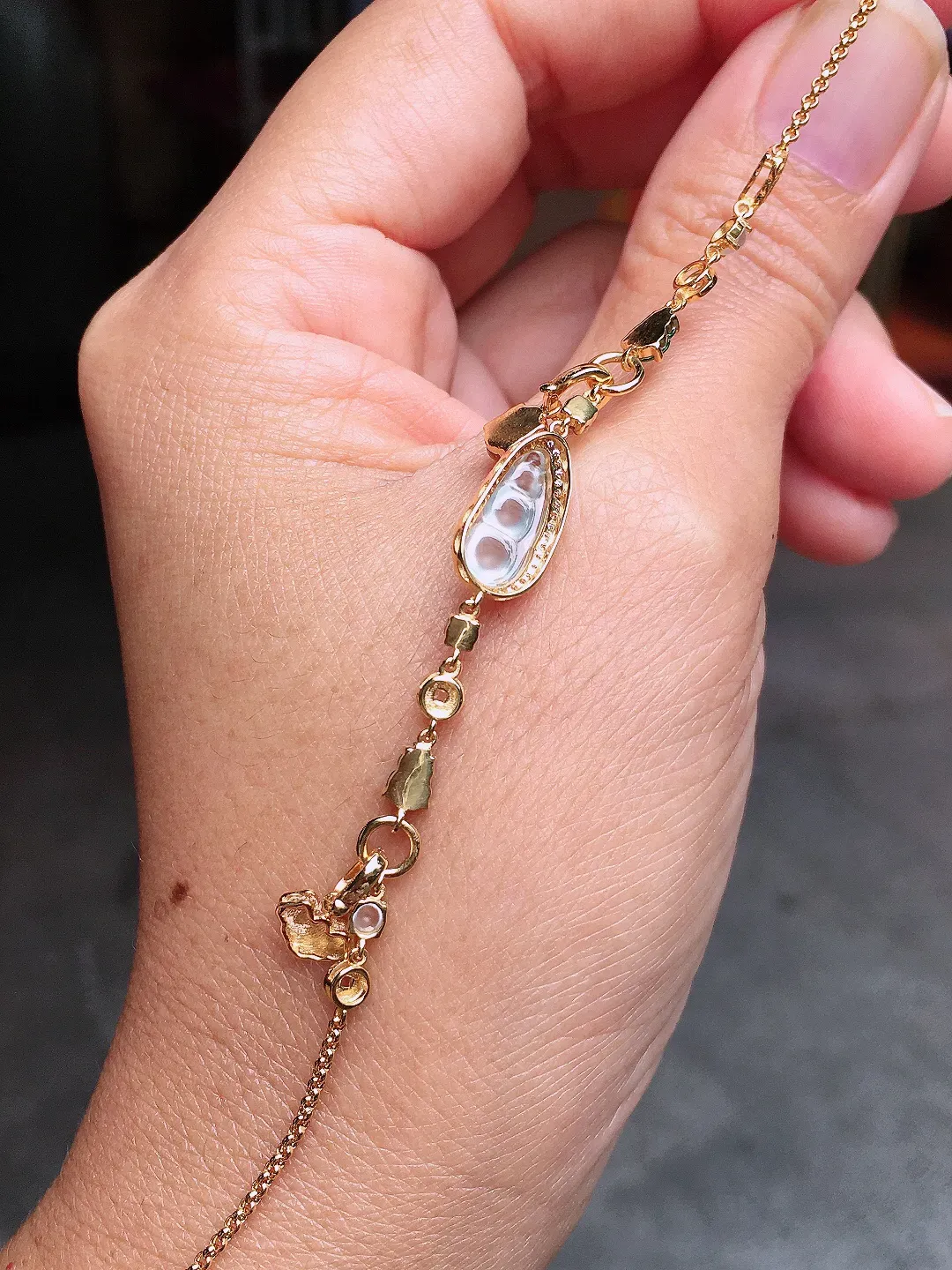 玻璃种福豆手链，色泽均匀艳丽，玉质细腻，荧光感超
强，饱满圆润，尽显优雅气质，18k
金豪华镶嵌