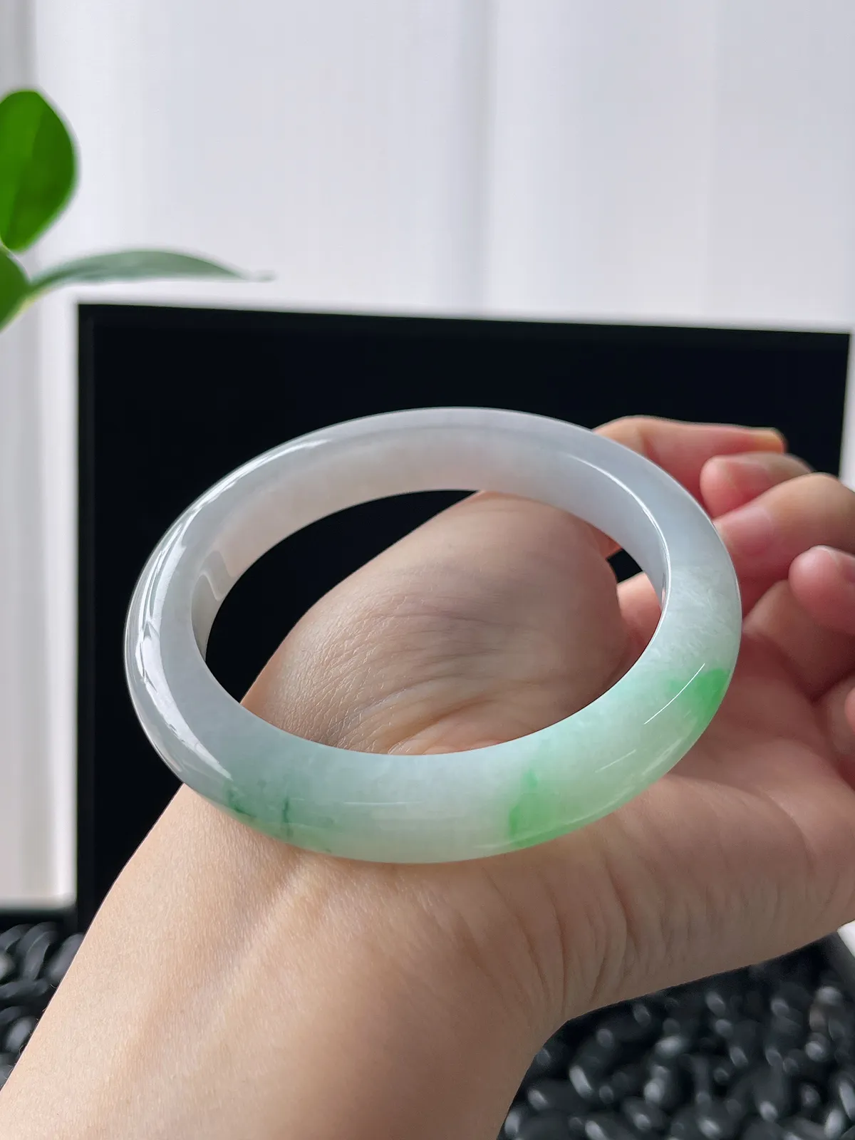 正圈58.3圈口，翡翠冰糯种飘绿手镯