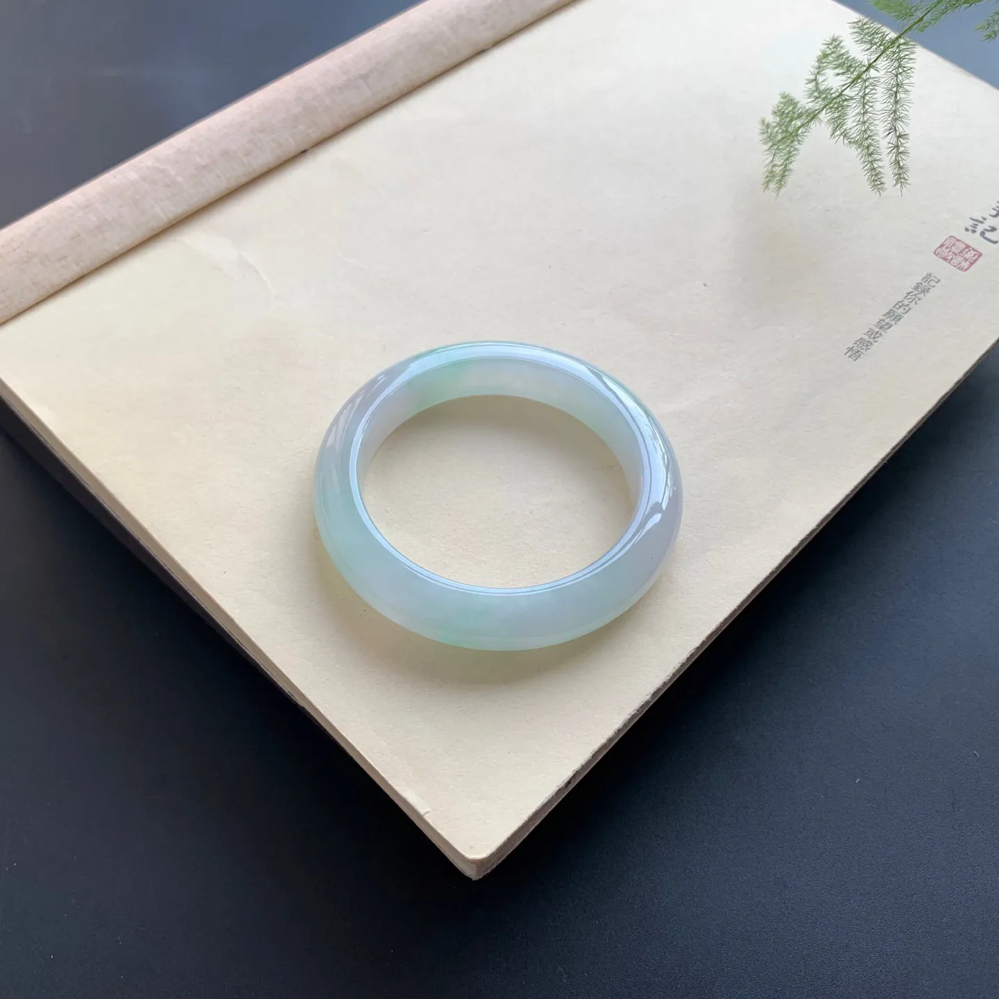 54圈口飘绿正圈手镯 尺寸：54-11.5-9，无纹裂，清爽干净，版型厚装