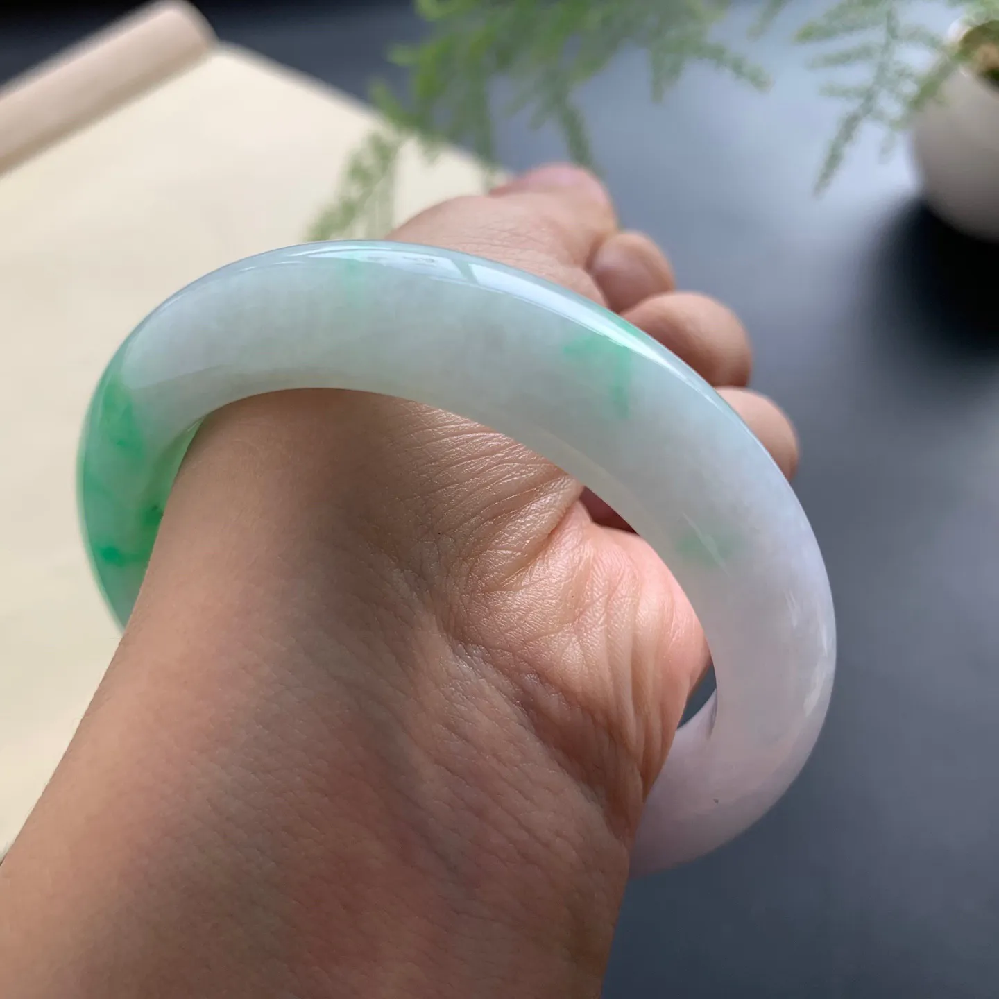 54.8圈口飘绿正圈手镯 尺寸：54.8-13-9.2，无纹裂，细腻光滑，色辣靓丽