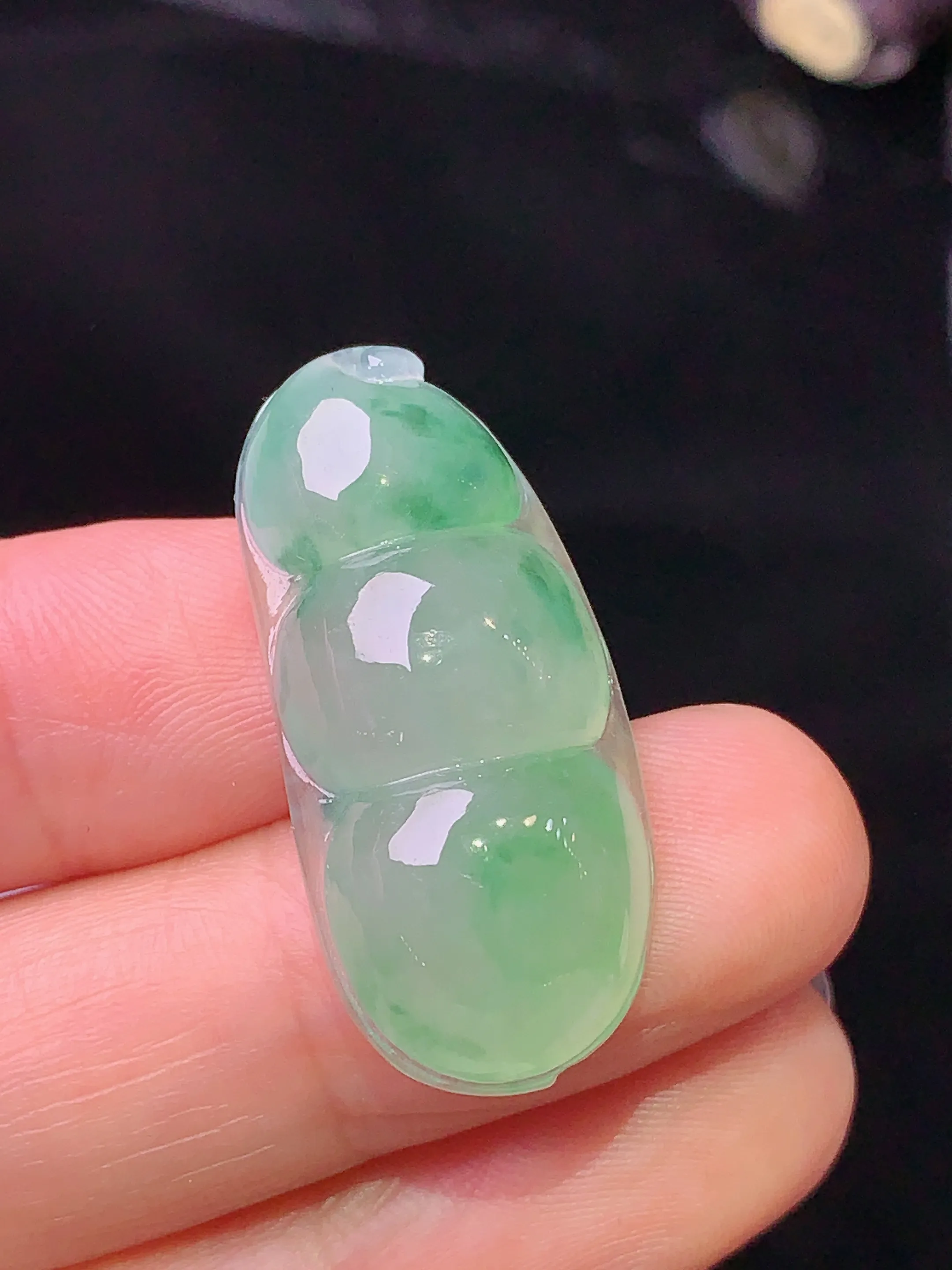飘绿四季豆吊坠 玉质细腻 水润亮眼 色泽艳丽 整体尺寸31*14*7.3
