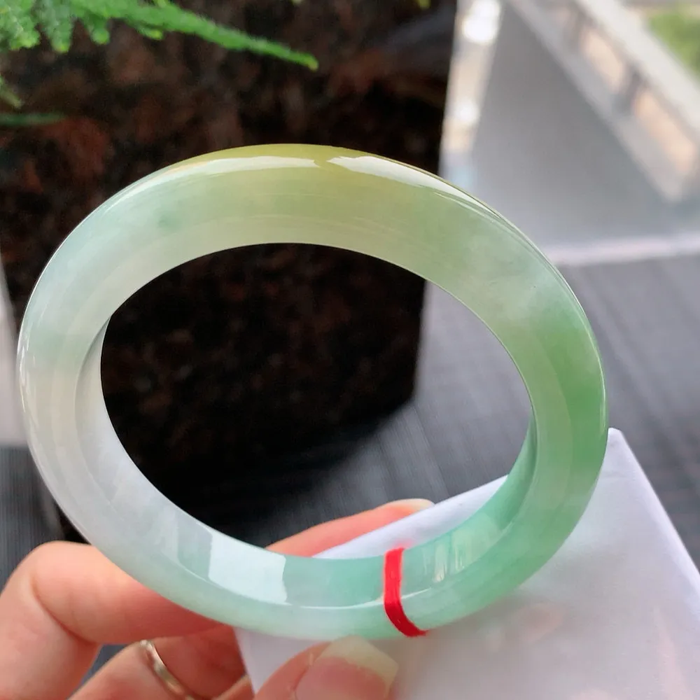 正圈冰黄加绿 无瑕 尺寸:63.1/12.6/9.9 种色兼备 大圈口