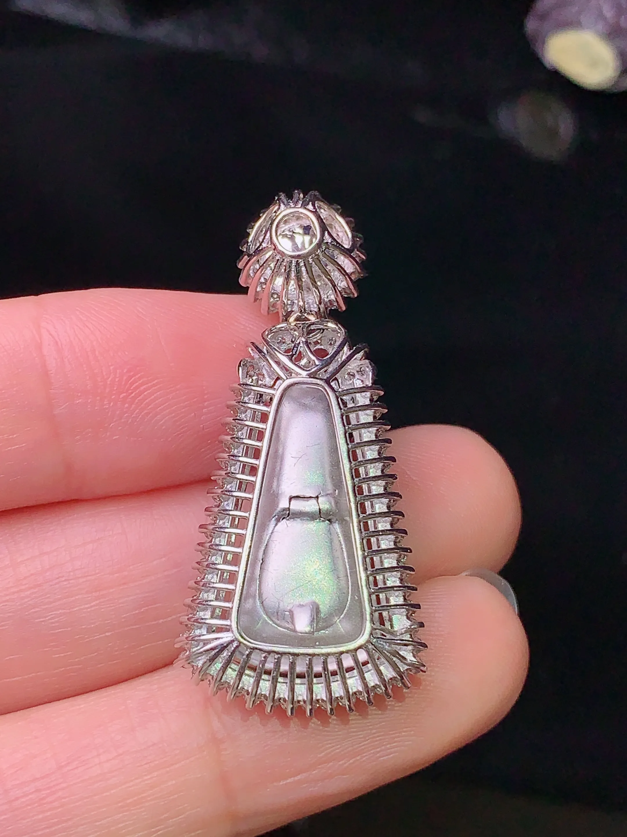 18k金钻镶嵌满绿玉柱吊坠 玉质细腻 水润亮眼 色泽艳丽 整体尺寸37*16.8*8.3