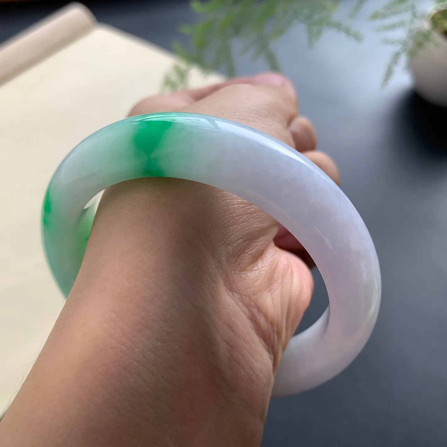 54.8圈口飘绿正圈手镯 尺寸：54.8-13-9.2，无纹裂，细腻光滑，色辣靓丽