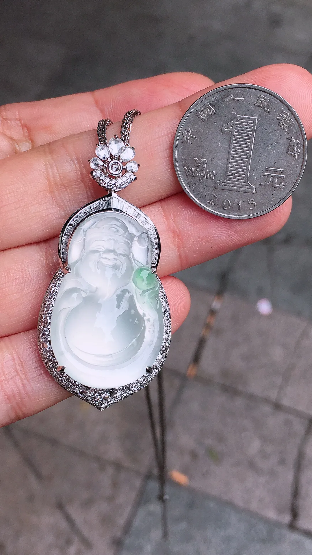 冰种【财神爷】吊坠，玉质细腻，荧光感超
强，饱满圆润，尽显优雅气质，18k
金豪华镶嵌