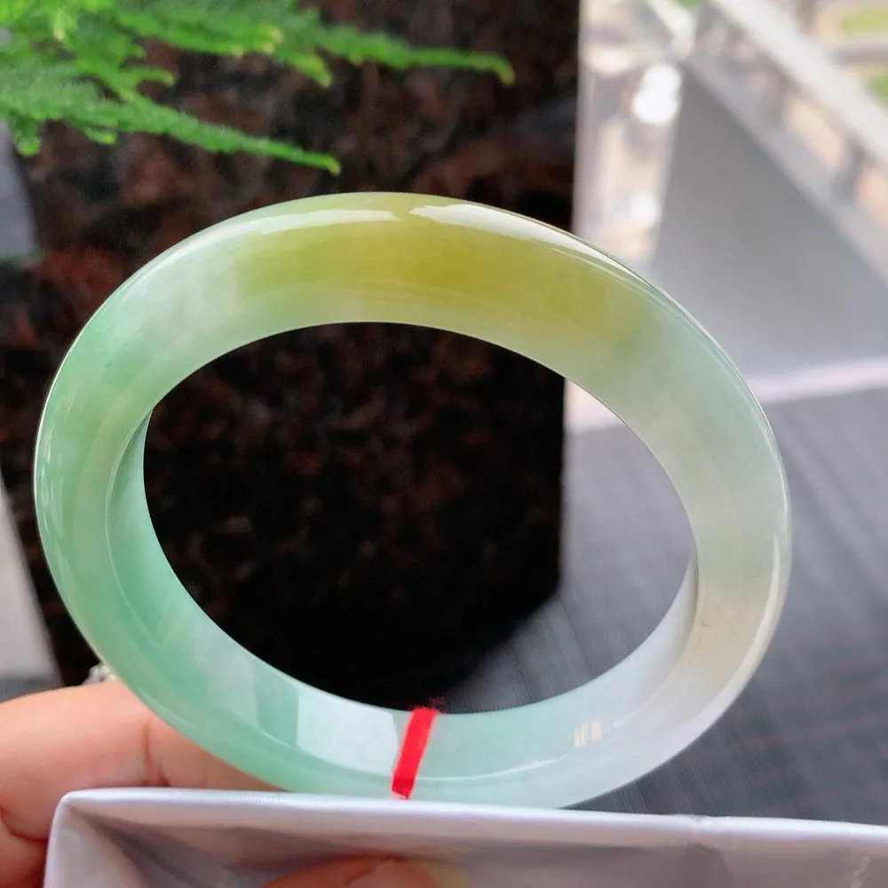 正圈冰黄加绿 无瑕 尺寸:63.1/12.6/9.9 种色兼备 大圈口